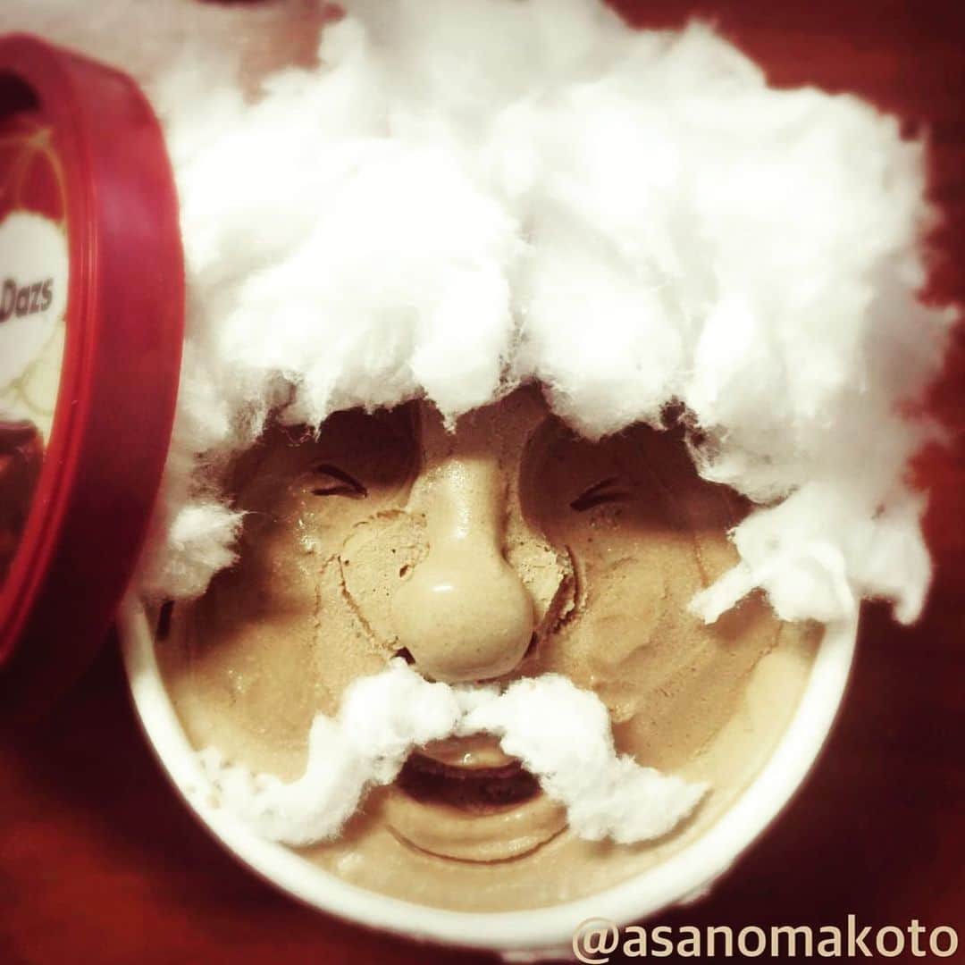 asanomakotoのインスタグラム：「メリークリスマス🎄🎅🎁 今年はサンタクロースも自粛なのかな🤔今日が本当のクリスマス✨突然ですがサンタクロースの赤白の定番衣装って、コカコーラが深く関係しているって説🥤知ってましたか？1943年にコカコーラ社が莫大な資金力を活かして作った広告板に『Wherever I go』というキャッチコピーがサンタと一緒に書かれてたのですが、『世界中どこでも出かけるのはサンタだけではなく、彼が手にしたコカコーラも一緒だよ』と言った意味らしいです。これが全米そして全世界へ。。。🎅それまではサンタクロースの衣装は青や緑もあったのです✨ふむふむ😏今日はピザとコーラですかね♪♪♪🍕🥤🍰それではみなさま、良いクリスマスをお過ごし下さい🎄 ハッピークリスマス✨🎅✨ #haagendazs #HäagenDazs #haagen_dazs  #happynewyear #carameltruffe #haagendazsid  #ice #love #icecream #icecreams #iceart #instafun #instapop #instacool #instagood #instaice #instaicecream #instafollow #merrychristmas #サンタクロース #雪だるま #チョコレートブラウニー #ハーゲンダッツ #アイスクリーム #カップアイス #instafun #instafollow #instafood #photooftheday #webstagram」