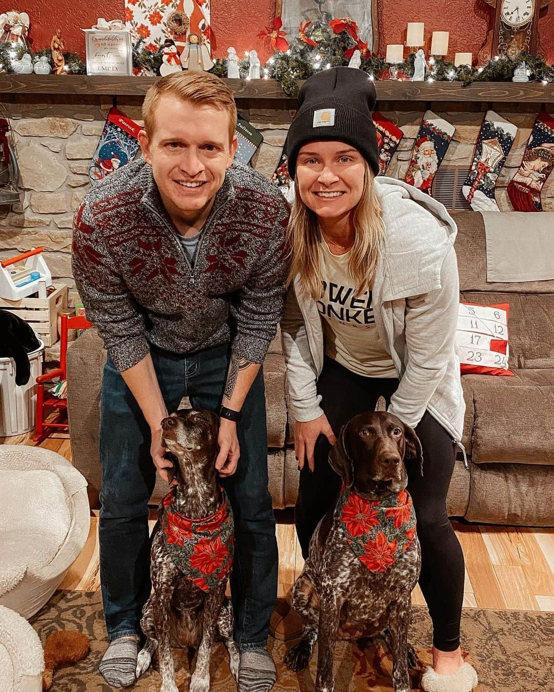 ブリジェット・スローンのインスタグラム：「Annual Christmas Eve photo with the brotato is a tad bit different this year...really embracing the casual look...the dogs look super festive though! MERRY CHRISTMAS EVE ❤️」