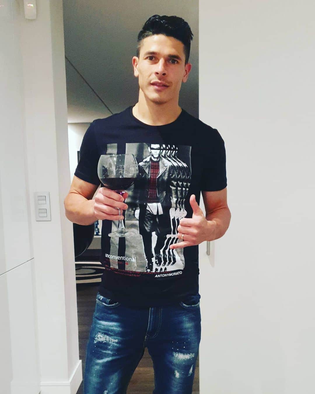 のインスタグラム：「En un año difícil quiero desear una feliz Navidad a todos 🥂🍾」