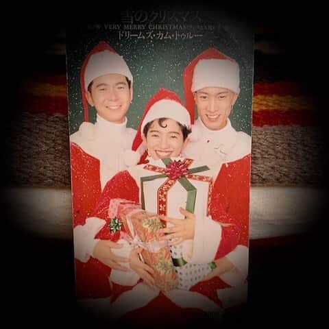 中村正人さんのインスタグラム写真 - (中村正人Instagram)「. . 【マサブログ更新】  からの「メリークリスマス！」  そして  「ハッピーホリデー！」  子狸のような俺と、  白鷺のような西川くんと、  おだったお猿のような吉田さん。  欧米の音楽に強く影響を受けた  俺達にとって  クリスマスシングルとか  クリスマスアルバムのリリースは  叶えたい夢の一つ。  だからアートワークも直球、  一点の曇りもないコンセプト。  ドリカムの冬歌シーズン到来。  あなたはドリカム冬歌、  どの曲が推し？  今日は金曜日でもあるから  縦型全集中アプリ「smash.」に、  新作もアップされるぞ。  何が出るかな？  『雪のクリスマス 　　　-DOSCO prime Version-』  も、  「smash.」で公開中。  明日はツアー大ファイナル！！！  #雪のクリスマス_DOSCO_prime_Version  #雪のクリスマス #VERY_MERRY_CHRISTMAS #DREAMS_COME_TRUE #smash.新作公開 #ディスコ仕様変換済ドリカム #DOSCO_prime #CD発売中 #デジタル配信中 #DOSCOprimeニコ生PARTYチッケ発売中 #俺へのクリスマスプレゼント来年3月一杯まで受付中キミにチュウ」12月25日 10時21分 - dct_masatonakamura_official