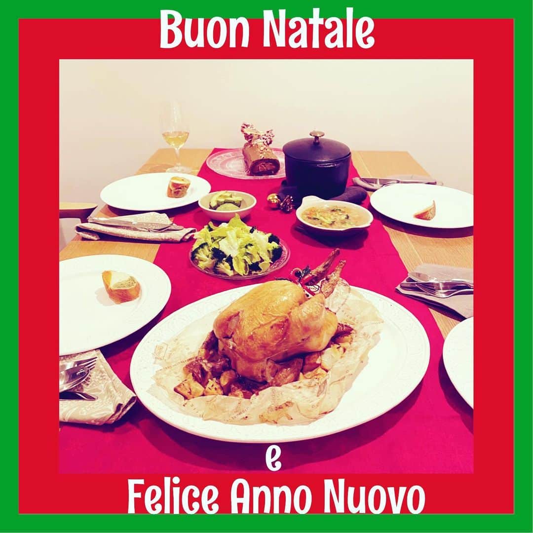 のインスタグラム：「Auguri a tutti❣️  去年のクリスマス  swipe➡︎  今年のクリスマス  ハローウィンもクリスマスも イベント事は年々、 気合いが抜けていく~~💨  🤪♡  いつもみなさんの コメントや応援に 支えられている私  幸せだなぁ 嬉しいなぁ いつもありがとう。  力入れる時は入れて 心はゆるゆるに 良い加減でいこっ😊  みなさん、 素敵なクリスマスを🎄✨  【MENU】 #polloarrosto #ローストチキン #minestrone #ミネストローネ #insalata #サラダ #panefattoincasa #手作りパン #tricolore #3色パン #tronchettodinatale #ブッシュドノエル  #spaghettibolognese #ボロネーゼパスタ #formaggiesalumi #zuppadicipollegratinata  #オニオングラタンスープ   #buonnatale🎄🎅  #メリークリスマス」