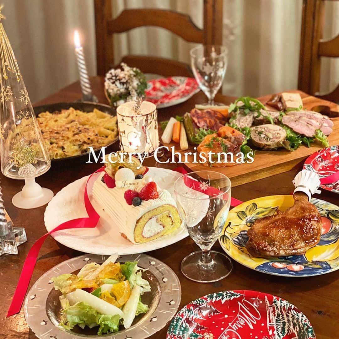 加藤桃子のインスタグラム：「MerryChristmas！🎄 少し前に クリスマスパーティ 今年もできたね☺︎ with my family💛  #merrychristmas  #holidays」