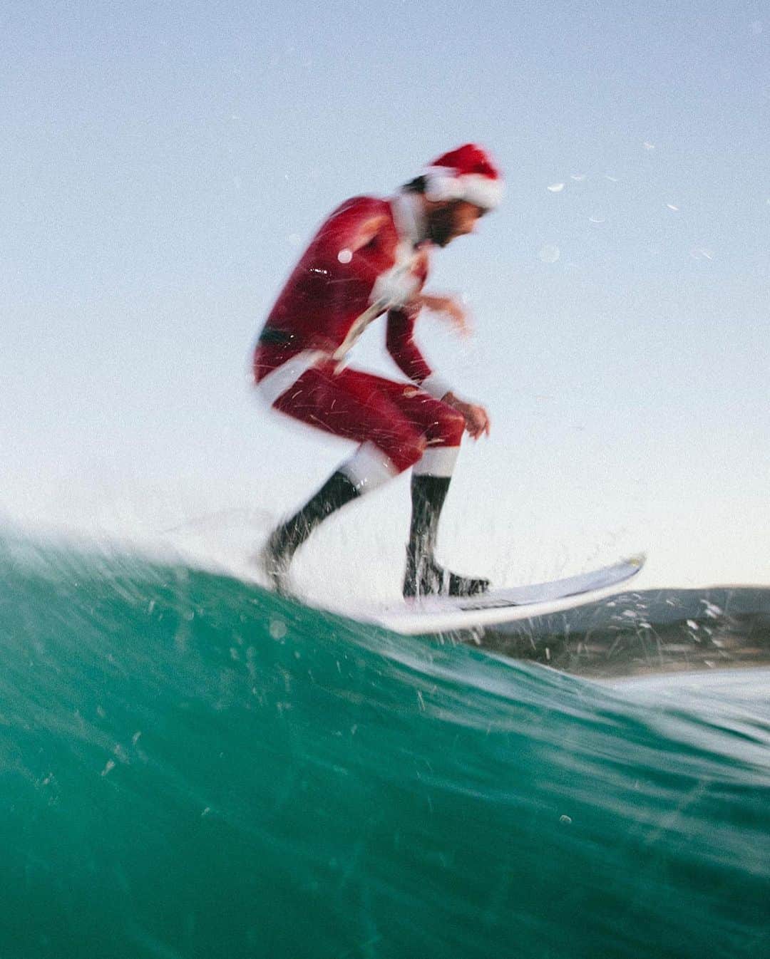 ボディーグローブさんのインスタグラム写真 - (ボディーグローブInstagram)「Somebody get Santa out of the water! He's got a job to do🎅🏻❤️ #stoked #merrychristmas2020 #createhappiness #neverstopsurfing   ~~ 📷  @johnchambersphoto #surfforever #bodyglove #bodyglovegirl #allhingswater #surfingsantas #santasurfing #santasurprises #santasurf #santasurfs #santasurfer #santa #santababy #santaclausiscomingtotown #santaclaus #santaclause #santaclaws #secretsanta #santaself #santawetsuit #bestsanta #southbay #redondobeach #hermosabeach #christmas2020 #holidaycheer #elf」12月25日 10時18分 - bodyglove