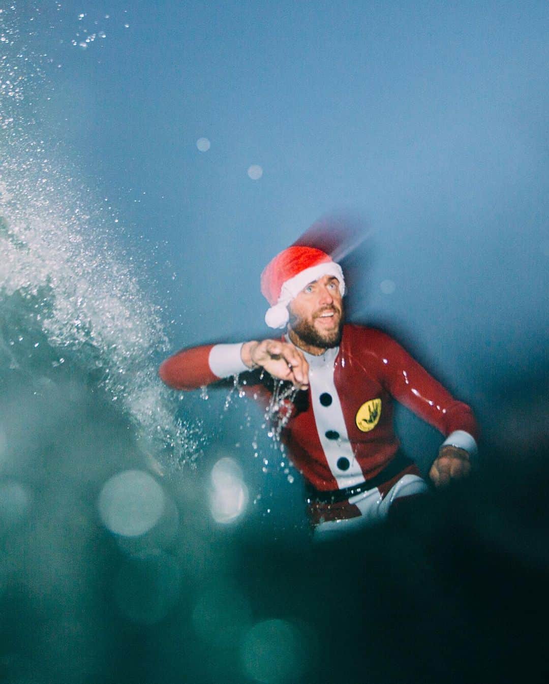 ボディーグローブさんのインスタグラム写真 - (ボディーグローブInstagram)「Somebody get Santa out of the water! He's got a job to do🎅🏻❤️ #stoked #merrychristmas2020 #createhappiness #neverstopsurfing   ~~ 📷  @johnchambersphoto #surfforever #bodyglove #bodyglovegirl #allhingswater #surfingsantas #santasurfing #santasurprises #santasurf #santasurfs #santasurfer #santa #santababy #santaclausiscomingtotown #santaclaus #santaclause #santaclaws #secretsanta #santaself #santawetsuit #bestsanta #southbay #redondobeach #hermosabeach #christmas2020 #holidaycheer #elf」12月25日 10時18分 - bodyglove