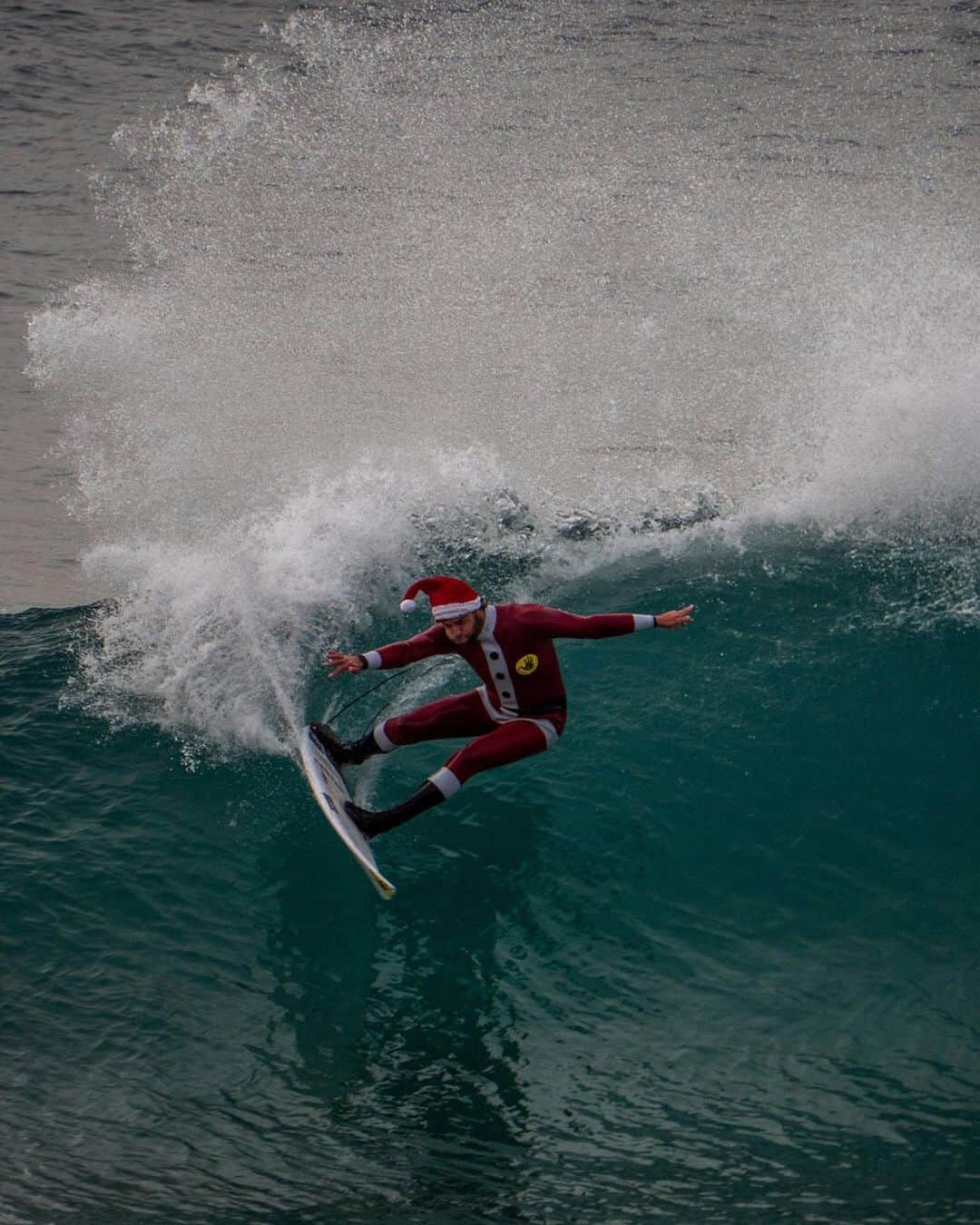 ボディーグローブさんのインスタグラム写真 - (ボディーグローブInstagram)「Somebody get Santa out of the water! He's got a job to do🎅🏻❤️ #stoked #merrychristmas2020 #createhappiness #neverstopsurfing   ~~ 📷  @johnchambersphoto #surfforever #bodyglove #bodyglovegirl #allhingswater #surfingsantas #santasurfing #santasurprises #santasurf #santasurfs #santasurfer #santa #santababy #santaclausiscomingtotown #santaclaus #santaclause #santaclaws #secretsanta #santaself #santawetsuit #bestsanta #southbay #redondobeach #hermosabeach #christmas2020 #holidaycheer #elf」12月25日 10時18分 - bodyglove