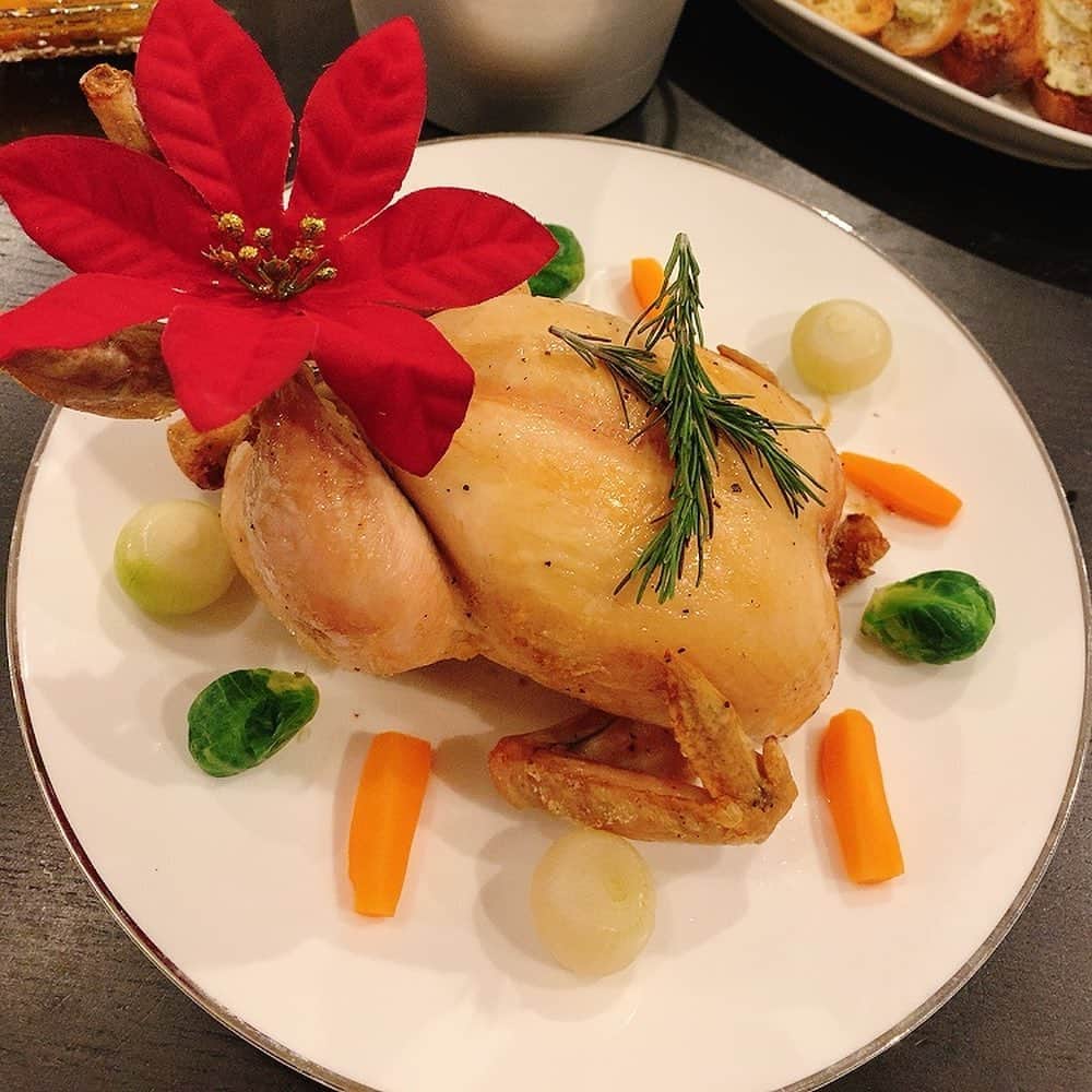 飯田圭織さんのインスタグラム写真 - (飯田圭織Instagram)「昨夜は家族でクリスマスパーティー🎄 頑張った手料理も喜んでたくさん食べてくれました😆❤️ 繰り返し作り、反省を活かしやっと我が家の完成系に近づいてきたローストチキン✨中には野菜がたっぷり🥦 パエリアも魚介類たっぷりで塩コショウもほんの少量に抑えました✨ 素材の味を活かして作りました♪ #クリスマスパーティー  #クリスマス料理 #ローストチキン #パエリア  #我が家の食卓 #幸せな時間 #家族で」12月25日 10時18分 - iidakaori.official