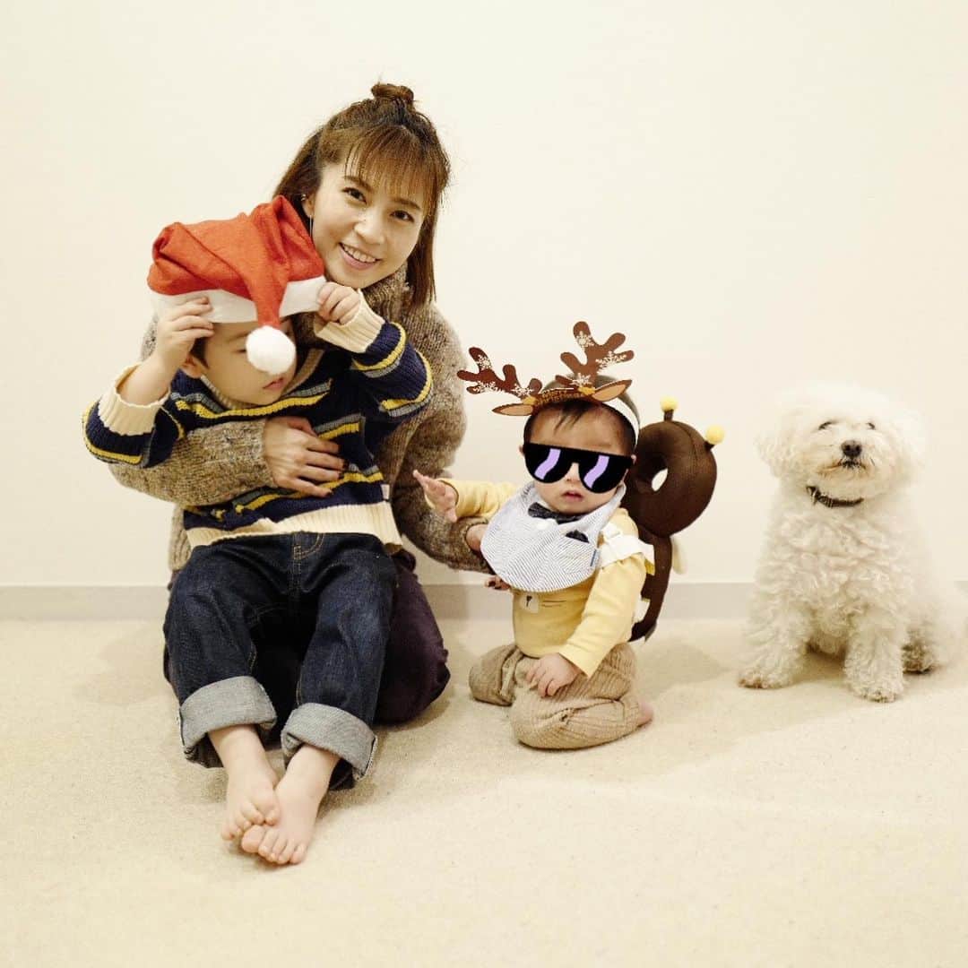 安田美沙子さんのインスタグラム写真 - (安田美沙子Instagram)「おはよう☀ 無事に終わりましたクリスマス🎄✨ いつしか、クリスマスが自分のものじゃなくなったんだと実感した✨寂しいような、親になったんだなと嬉しいような。 . . YouTubeで購入したプレゼント🎁みんなが寝てから枕元に置きました。 朝起きて、サンタさん来たよ！と言ったら、ツリーの下だよって言われた😭 いい子にしてたからだね！となんとか気に入って夢中に朝から実験セットで遊んでくれました。水汲んできて、と指図されながら。笑　 . . 弟も初めての少し大きめのおもちゃ。お座りも出来て、視野が広がる今にピッタリ❤️指先の刺激が沢山で良かったね😊 . . . はんなもメリークリスマス🎄はんなのプレゼントだけ間に合わなかったから、今日買いに行こう✨トナカイはんな🤍 . . . #merrychristmas  #christmas  #family #3yearsold #10months #13yearsold #santa #bornelund #thanks」12月25日 10時21分 - yasuda_misako