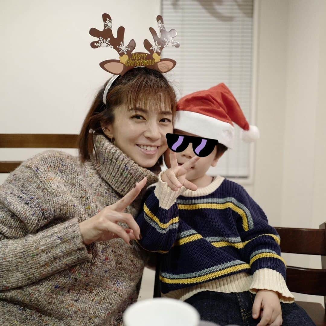 安田美沙子さんのインスタグラム写真 - (安田美沙子Instagram)「おはよう☀ 無事に終わりましたクリスマス🎄✨ いつしか、クリスマスが自分のものじゃなくなったんだと実感した✨寂しいような、親になったんだなと嬉しいような。 . . YouTubeで購入したプレゼント🎁みんなが寝てから枕元に置きました。 朝起きて、サンタさん来たよ！と言ったら、ツリーの下だよって言われた😭 いい子にしてたからだね！となんとか気に入って夢中に朝から実験セットで遊んでくれました。水汲んできて、と指図されながら。笑　 . . 弟も初めての少し大きめのおもちゃ。お座りも出来て、視野が広がる今にピッタリ❤️指先の刺激が沢山で良かったね😊 . . . はんなもメリークリスマス🎄はんなのプレゼントだけ間に合わなかったから、今日買いに行こう✨トナカイはんな🤍 . . . #merrychristmas  #christmas  #family #3yearsold #10months #13yearsold #santa #bornelund #thanks」12月25日 10時21分 - yasuda_misako