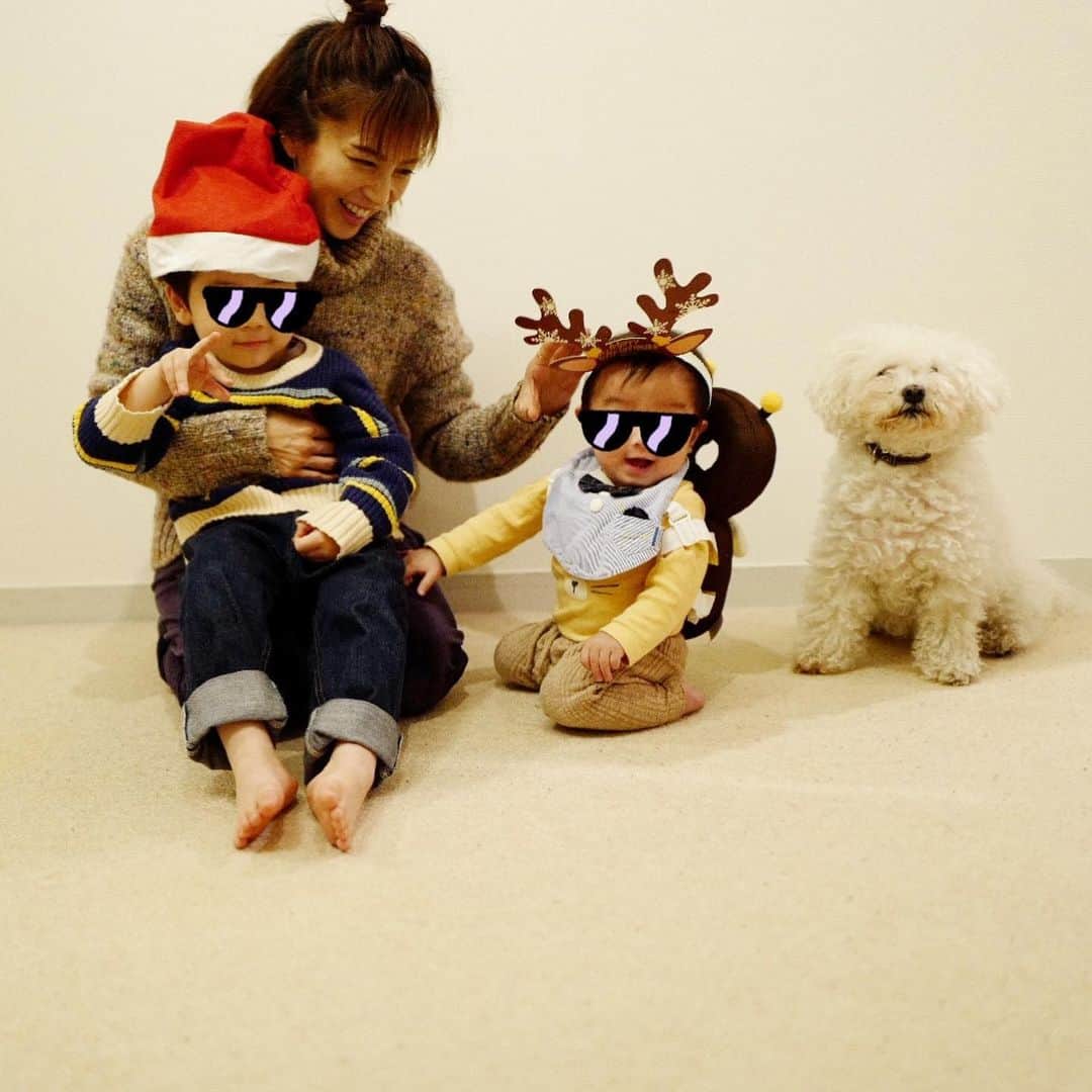 安田美沙子さんのインスタグラム写真 - (安田美沙子Instagram)「おはよう☀ 無事に終わりましたクリスマス🎄✨ いつしか、クリスマスが自分のものじゃなくなったんだと実感した✨寂しいような、親になったんだなと嬉しいような。 . . YouTubeで購入したプレゼント🎁みんなが寝てから枕元に置きました。 朝起きて、サンタさん来たよ！と言ったら、ツリーの下だよって言われた😭 いい子にしてたからだね！となんとか気に入って夢中に朝から実験セットで遊んでくれました。水汲んできて、と指図されながら。笑　 . . 弟も初めての少し大きめのおもちゃ。お座りも出来て、視野が広がる今にピッタリ❤️指先の刺激が沢山で良かったね😊 . . . はんなもメリークリスマス🎄はんなのプレゼントだけ間に合わなかったから、今日買いに行こう✨トナカイはんな🤍 . . . #merrychristmas  #christmas  #family #3yearsold #10months #13yearsold #santa #bornelund #thanks」12月25日 10時21分 - yasuda_misako