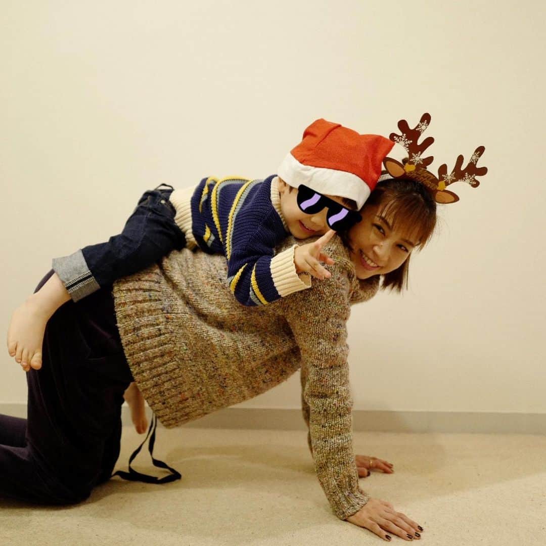 安田美沙子さんのインスタグラム写真 - (安田美沙子Instagram)「おはよう☀ 無事に終わりましたクリスマス🎄✨ いつしか、クリスマスが自分のものじゃなくなったんだと実感した✨寂しいような、親になったんだなと嬉しいような。 . . YouTubeで購入したプレゼント🎁みんなが寝てから枕元に置きました。 朝起きて、サンタさん来たよ！と言ったら、ツリーの下だよって言われた😭 いい子にしてたからだね！となんとか気に入って夢中に朝から実験セットで遊んでくれました。水汲んできて、と指図されながら。笑　 . . 弟も初めての少し大きめのおもちゃ。お座りも出来て、視野が広がる今にピッタリ❤️指先の刺激が沢山で良かったね😊 . . . はんなもメリークリスマス🎄はんなのプレゼントだけ間に合わなかったから、今日買いに行こう✨トナカイはんな🤍 . . . #merrychristmas  #christmas  #family #3yearsold #10months #13yearsold #santa #bornelund #thanks」12月25日 10時21分 - yasuda_misako