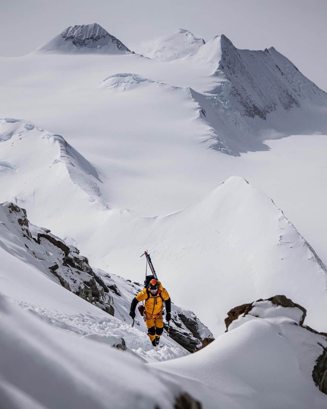 ジミー・チンのインスタグラム：「Part man, part machine. @jimwmorrison cranking in low gear on Mount Tyree, Antarctica. ⁣ @thenorthface」