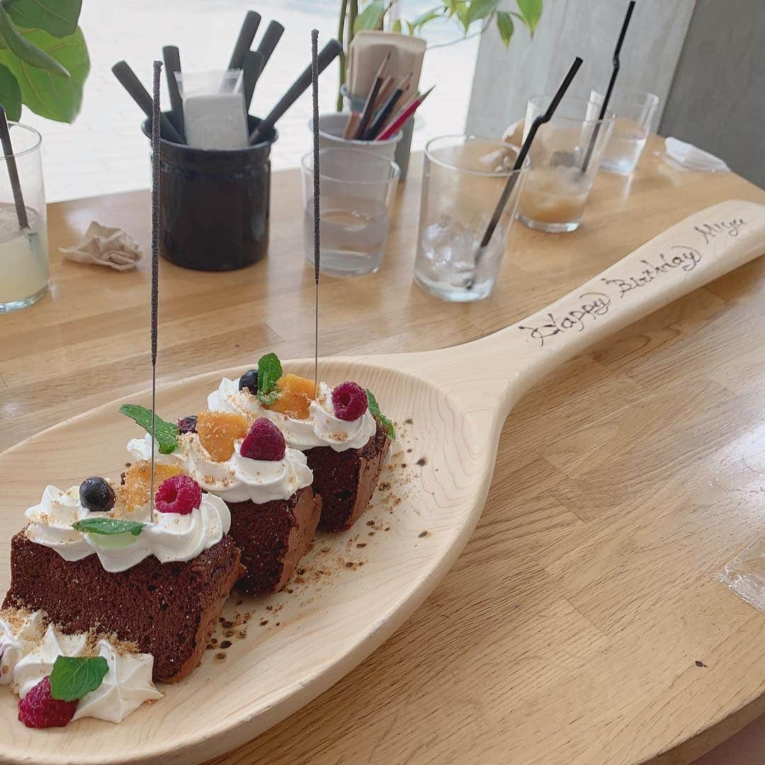 PATRA magazineさんのインスタグラム写真 - (PATRA magazineInstagram)「大きなスプーンが印象的なサプライズプレート🎂🥄  「100本のスプーン」で注文することができるよ🤍  サプライズケーキプレートは事前予約でも 当日の注文でも大丈夫☺️  『コドモがオトナに憧れて、 オトナがコドモゴコロを思い出す。』  というコンセプトのレストランだから 他にも楽しいメニューがたくさん🍴  気になったらみんなも行ってみてね😊  📍100本のスプーン 二子玉川店 ☑︎ 東京都世田谷区玉川1-14-1   二子玉川ライズS.C. テラスマーケット2F ☑︎ 月~木曜 10:30 ～ 21:00(L.O.20:00) 　金~日曜・祝日 10:30 ～ 22:00(L.O.21:00) ☑︎ 二子玉川駅 徒歩5分  (他にも複数店舗あり)ㅤ  ＼ thank you 🦢 ／ @mmm_x04 / @_mina512_ @sar_2310 / @9ma_oi4  今みんなの中で流行っている事やアイテムがあれば PATRA magazine をタグ付けしてぜひ教えてね🔔  皆さんのすてきな投稿をぜひ紹介させてください！  #PATRA #100本のスプーン #100本のスプーン二子玉川 #サプライズ#誕生日サプライズ #バースデープレート#サプライズプレート #誕生日会 #誕生日ケーキ #ケーキ #インスタ映え #カフェ#カフェ部 #二子玉川カフェ #二子玉川 #二子玉川ディナー #二子玉川グルメ #二子玉川ランチ #あざみ野 #あざみ野カフェ#立川カフェ#豊洲カフェ#清澄白河カフェ」12月25日 10時31分 - patra__jp