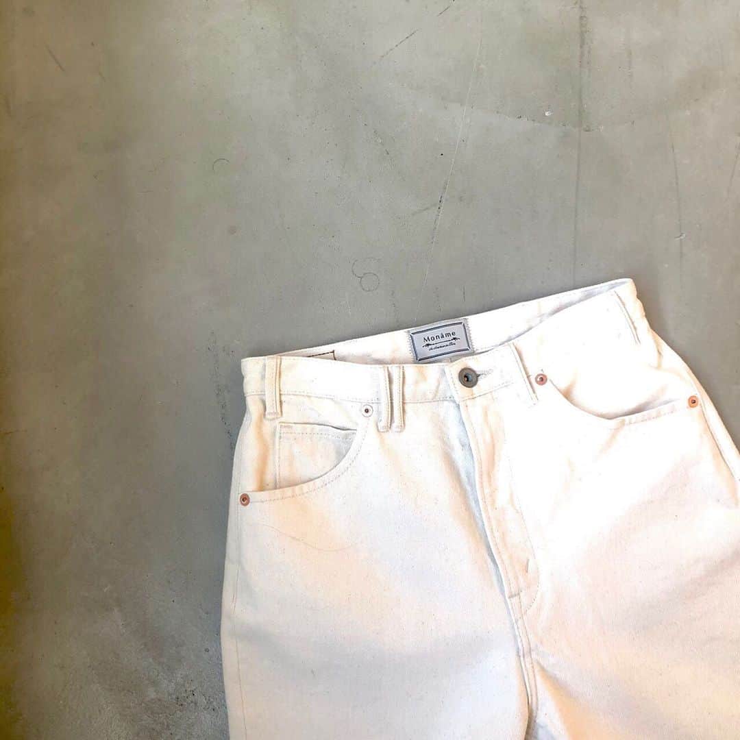 Moname Official Instagramのインスタグラム：「. エクリュのストレートシルエット。 ブルーデニムとはまた違うので １本持っているととても着まわせます！ 後ろ姿も美尻にみせてくれます✨ . Straight No.41191015 Color. OWH ¥14,000 +tax . #moname #モナーム#デニムコーデ #denim #fashion #ootd #デニム #デニム女子 #パンツ #カジュアルコーデ #シンプルコーデ #着回しコーデ #今日のコーデ#パンツスタイル#着画 #ラフコーデ #ホワイトデニム #高見えコーデ #着回し #160cm #パリジェンヌ #パリジャン #大人女子#ストレートデニム #エクリュ#パイソン柄 #サンダルコーデ #冬コーデ#美尻」