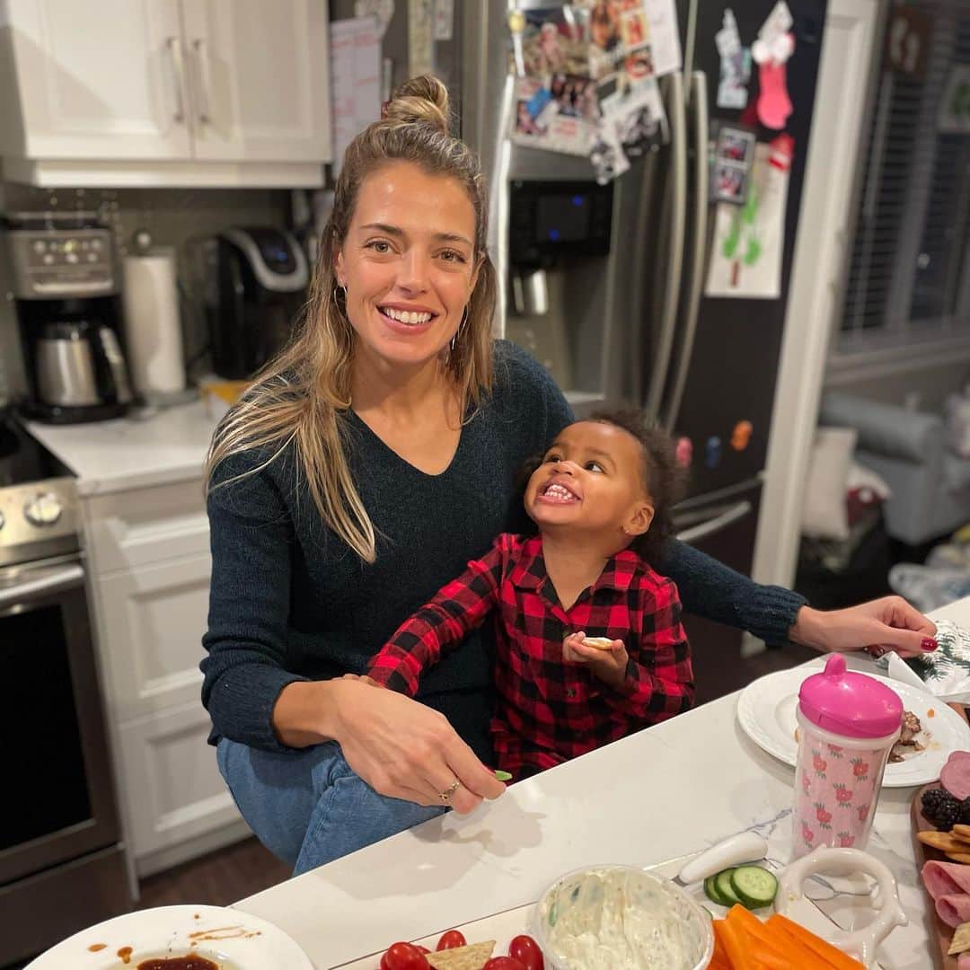 メリッサ・ビショップのインスタグラム：「A new kind of Christmas Eve and we enjoyed every minute of it. Milk and cookies are out, we’re awaiting the big guy in red 🎅🏼  ⠀⠀⠀⠀⠀⠀⠀⠀⠀⠀⠀⠀ Let’s get to sleep so we can see more magic tomorrow 💫」