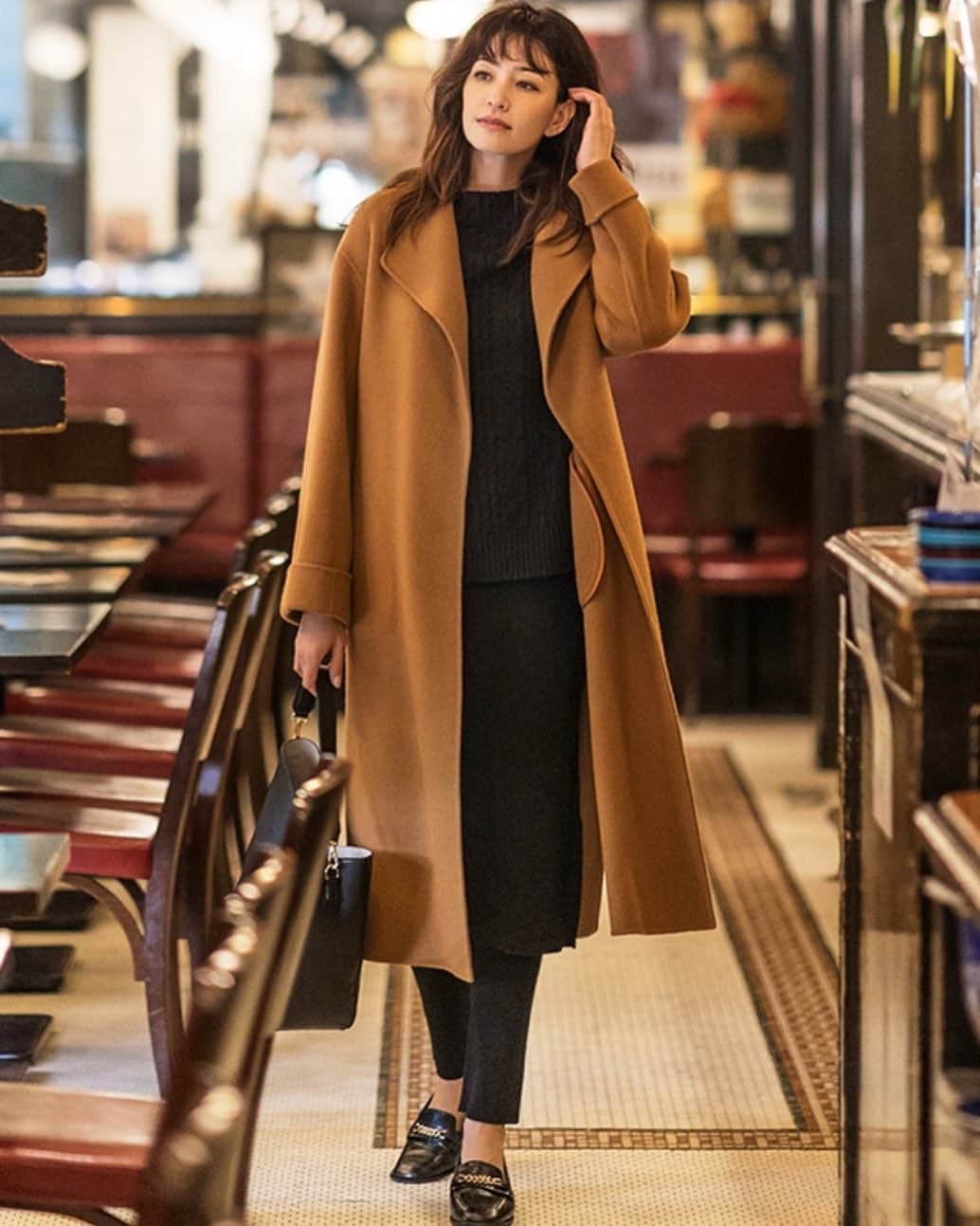 cdec_official Aesthetic Senseのインスタグラム：「. 2020 WINTER RECOMMEND ITEM . . ゆったりとしたAラインシルエットのリバーコート。 肩線を落とし袖幅もゆったりさせることであらゆるインナーに対応できるガウン風デザイン。 . . .  #クードシャンス #2020秋冬 #WINTER #冬コーデ  #WINTERFASHON #トレンド #華やかコーデ　#カジュアルコーデ  #細見え #着回しコーデ  #着回し #大人カジュアル #休日コーデ #ファッション  #大人コーデ  #大人コーディネート #今日のコーデ #今日のコーディネート #お洒落さんと繋がりたい #お洒落さんとつながりたい #ファッション好きな人と繋がりたい #大人女子 #大人女子コーデ #リモートワーク#おしゃれコーデ#リラックスコーデ#コート #ロングコート」