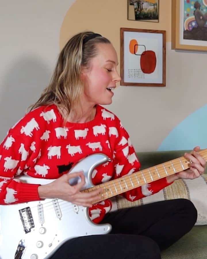 ブリー・ラーソンのインスタグラム：「Sang about your hopes for 2021 on the channel today. It filled my soul. And also finally fulfilled your oft requested hope for 2020: Black Sheep cover. Now on YouTube 🥰」