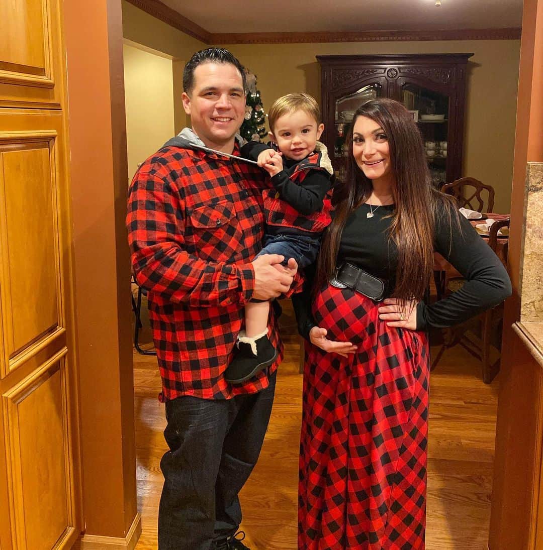 のインスタグラム：「Christmas Eve ❤️🖤 #MatchingBucks」