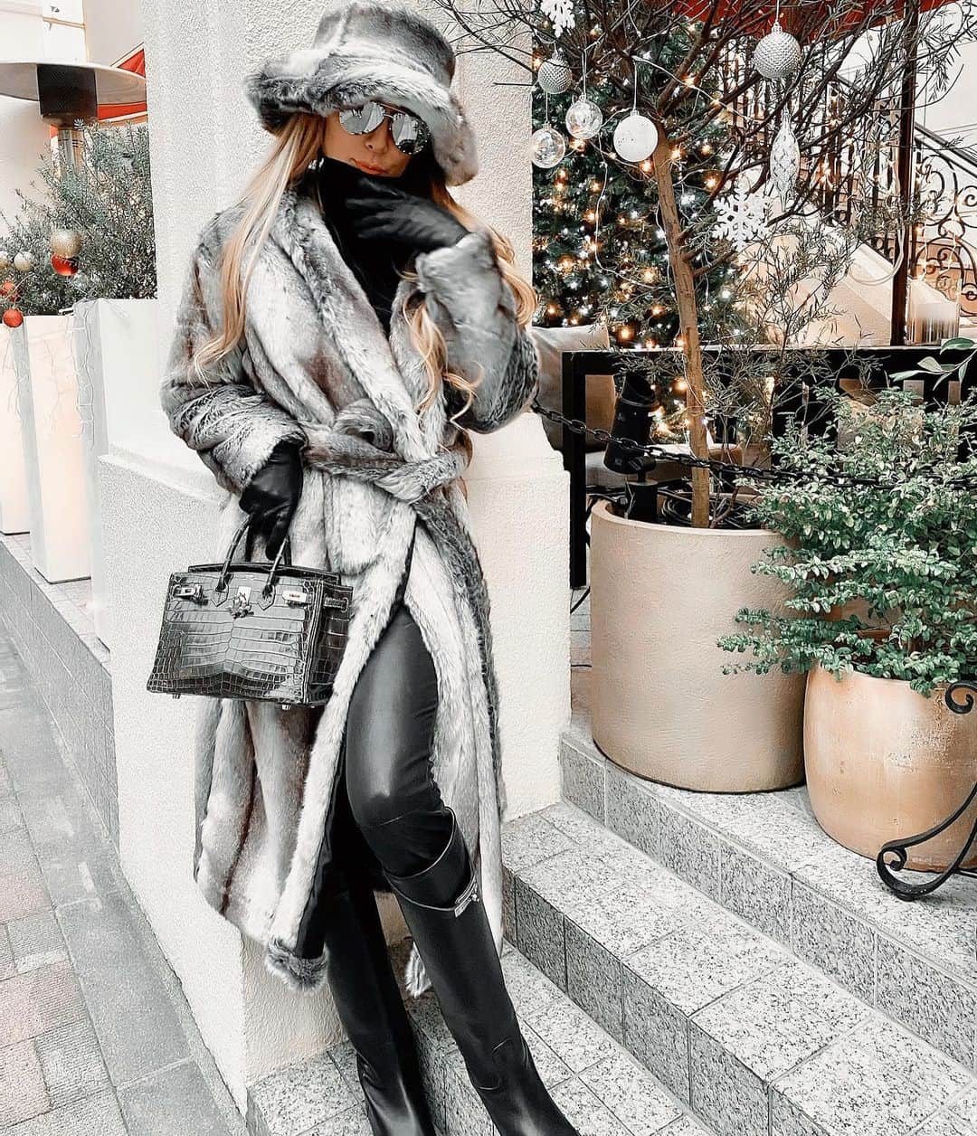 GENKINGさんのインスタグラム写真 - (GENKINGInstagram)「Merry Christmas🐺❄️  fake fur coat & hat @yelloshoes_official  bag & boots @hermes  #ootd  #fashion #fashiongram #fashionista #fashionblogger #instafashion #style #yello #yelloshoes #hermes #cordinate #tokyo #冬コーデ」12月25日 10時29分 - _genking_