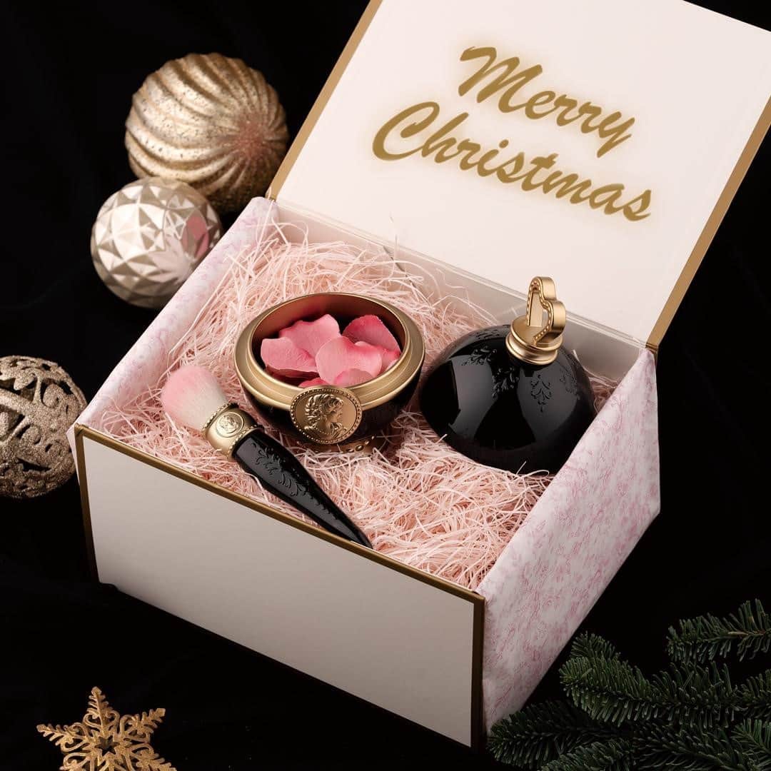 Les Merveilleuses LADURÉEのインスタグラム：「Merry Christmas⠀ 素敵なクリスマスをお過ごしください。⠀ ⠀ 2020 HOLIDAY COLLECTION⠀ ＜数量限定発売＞⠀ ◆フェイス カラー ローズ ラデュレ リミテッド<チークカラー> 7,700円(税込)⠀ ◆リミテッド エディション ポット フォー フェイスカラー ローズ ラデュレ3,300円(税込)⠀ ◆リミテッド チーク ブラッシュ 6,600円(税込)⠀ ⠀ #lesmerveilleusesladurée #laduree #lmladuree #ladureemakeup #レメルヴェイユーズラデュレ #メルヴェイユーズ #ラデュレ #ラデュレコスメ #チーク #cheek #クリスマス #クリスマスコフレ #ホリデーコレクション #holidaycollection #冬コスメ #花びらチーク　#限定品 #クリスマスコフレ2020 #クリスマスプレゼント #ギフト #自分へのご褒美 #ローズラデュレ #リミテッドエディションローズラデュレ #イルミネイティングパウダー #花弁チーク」