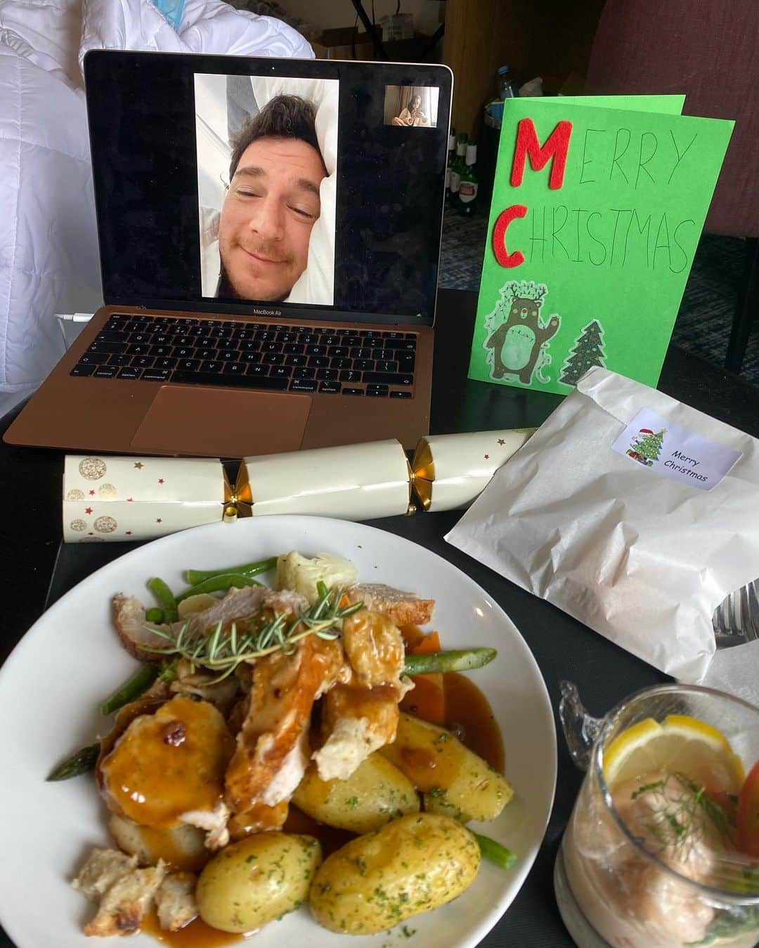カヤ・スコデラリオのインスタグラム：「Merry Christmas world. It’s a different one for sure, but I’m grateful to have amazing friends and family to talk to on the phone. Sending everyone love today, I know how hard it’s going to be for lots of people. Thank you Chateau On The Park hotel & staff in Christchurch for doing such an amazing job of keeping us safe & making quarantine Christmas special. Feliz natal 🎄」
