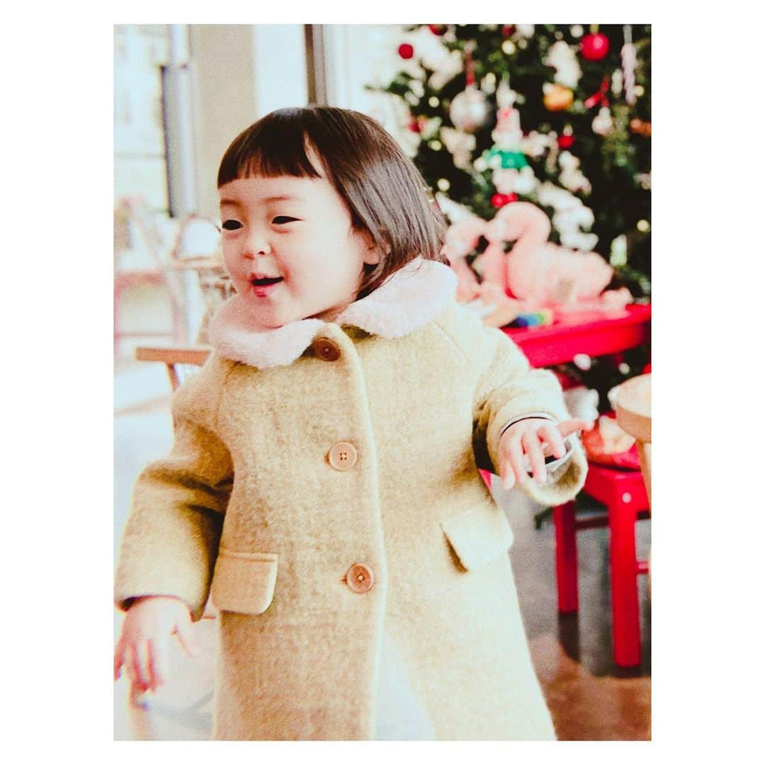 岡本静香さんのインスタグラム写真 - (岡本静香Instagram)「🎅  メリークリスマス✨ 今日は娘にとって、初めてのサンタクロースからのプレゼントを開ける日！   ですが娘がいつもよりスーパー早く起きて、 おしゃれして迎えたかった私は、焦ってパジャマにおだんご姿でプレゼントの場所まで案内したのでした    ということで、サンタデビューは夢見ていたものとは程遠い写真しか撮れず、先日のおにゅーコートを着てごきげんなまんまるです  このあと盛大に転んで、 おでこにたんこぶ作ったり   いつもまんまるとの生活は、 わぁい！と、がーん！が一瞬で移り変わるけれど   転んでも美味しいものを食べても、娘はイーヨー！！！と言ってすぐ切り替えいます。ということで、慌てん坊のサンタクロースにもイーヨーと言ってあげよう。    皆様素敵なクリスマスをお過ごしください✨」12月25日 10時35分 - shizucat