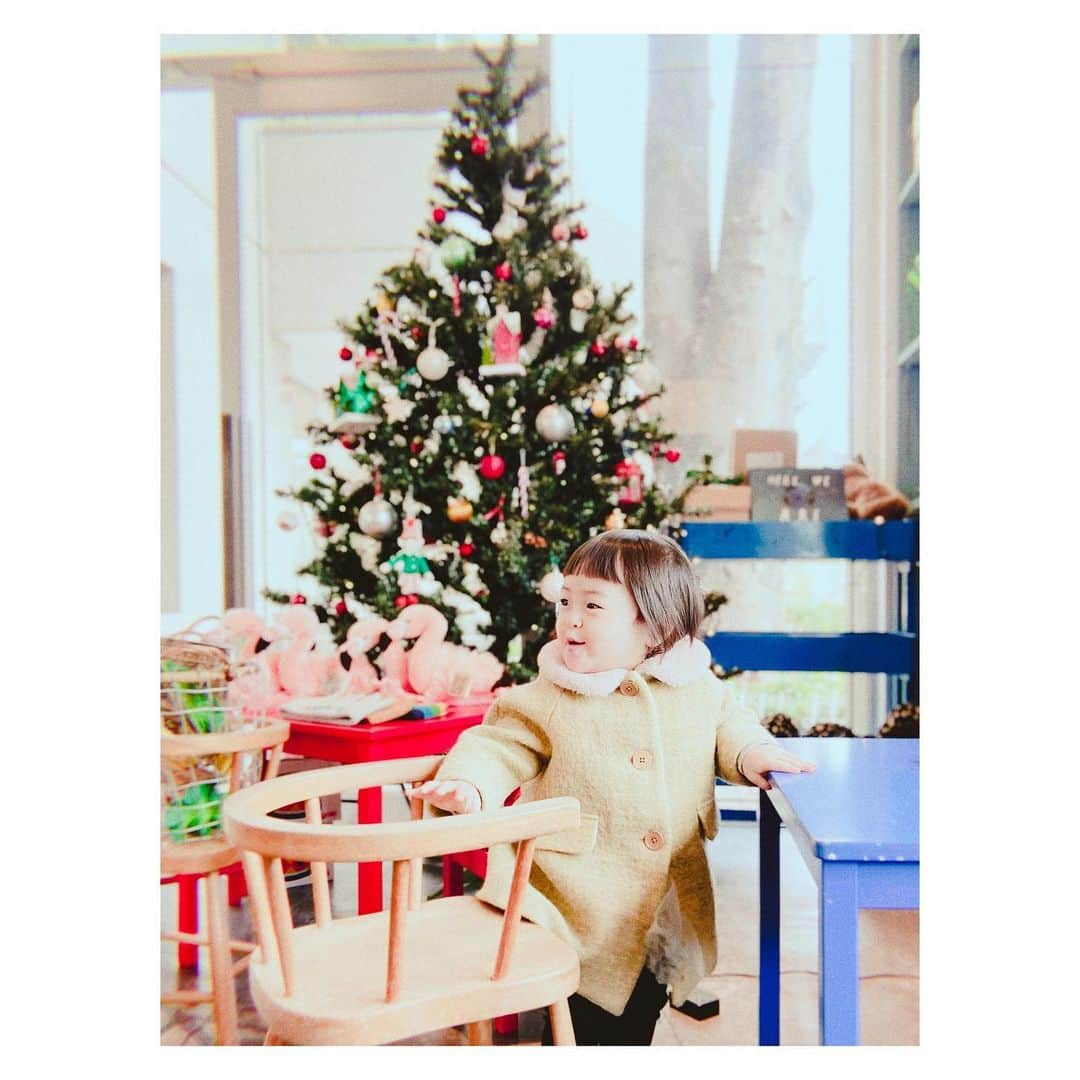 岡本静香さんのインスタグラム写真 - (岡本静香Instagram)「🎅  メリークリスマス✨ 今日は娘にとって、初めてのサンタクロースからのプレゼントを開ける日！   ですが娘がいつもよりスーパー早く起きて、 おしゃれして迎えたかった私は、焦ってパジャマにおだんご姿でプレゼントの場所まで案内したのでした    ということで、サンタデビューは夢見ていたものとは程遠い写真しか撮れず、先日のおにゅーコートを着てごきげんなまんまるです  このあと盛大に転んで、 おでこにたんこぶ作ったり   いつもまんまるとの生活は、 わぁい！と、がーん！が一瞬で移り変わるけれど   転んでも美味しいものを食べても、娘はイーヨー！！！と言ってすぐ切り替えいます。ということで、慌てん坊のサンタクロースにもイーヨーと言ってあげよう。    皆様素敵なクリスマスをお過ごしください✨」12月25日 10時35分 - shizucat