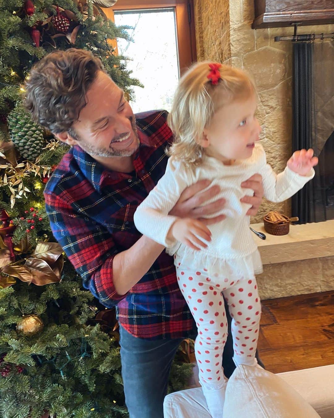 ライアン・シークレストのインスタグラム：「Almost time for fondue. Rockin’ around the Christmas tree with Flora until then!」