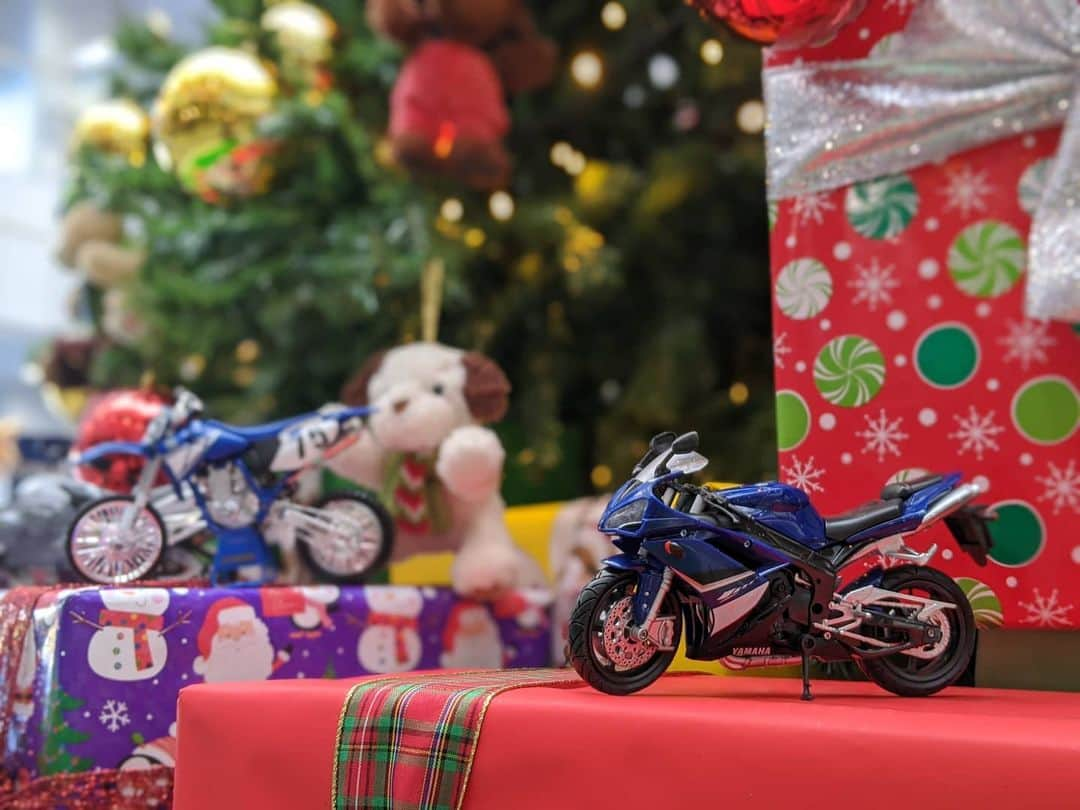 ヤマハ バイクさんのインスタグラム写真 - (ヤマハ バイクInstagram)「✨🎅With best wishes for Merry Christmas 🎄✨ 皆様にとって素敵なクリスマスでありますように！暖かくしてお過ごしください😊  #merrychristmas #happychristmas #wishyouamerrychristmas #YAMAHAが美しい #コミュニケーションプラザ #ヤマハ発動機コミュニケーションプラザ #communicationplaza #revsyourheart #メリークリスマス #プラモデルバイク #バイク好きな人と繋がりたい」12月25日 10時38分 - yamaha_bike