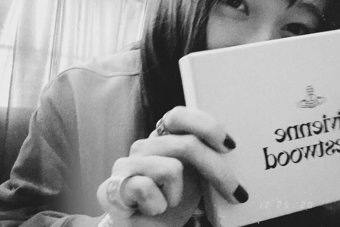 みゆなのインスタグラム：「恋人はサンタクロースでした。﻿ ﻿ そして18歳になっても、おうちにサンタクロースはきてくれました。﻿ 幸せだ〜。﻿ ﻿ 皆さんメリークリスマス」