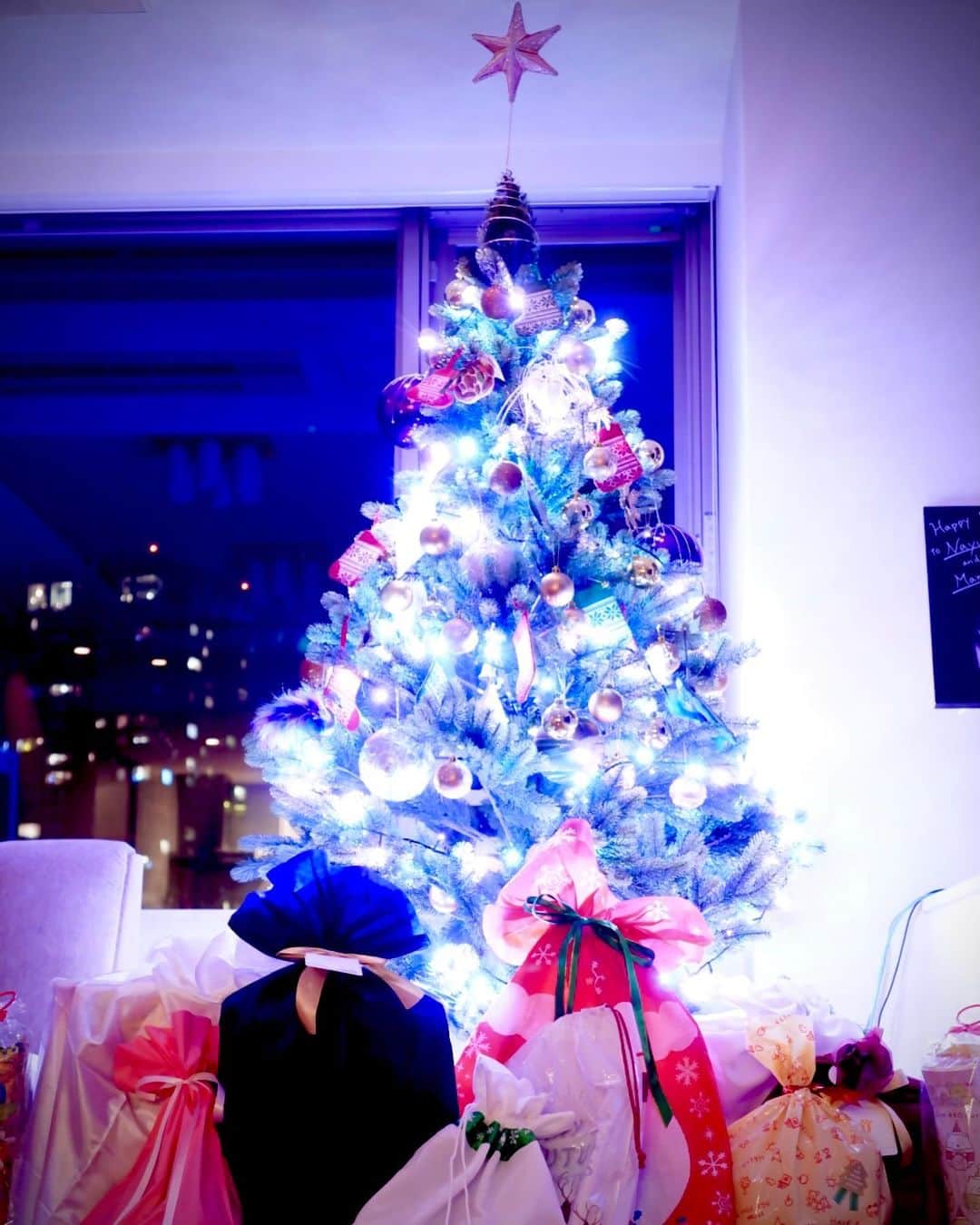 涼紫央さんのインスタグラム写真 - (涼紫央Instagram)「おうちクリスマス🎄 サンタさん いつも我が家にも来てくれてありがとう」12月25日 1時42分 - toitoitoi