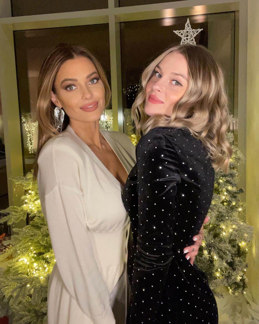 Caroline Receveurのインスタグラム：「Tic et Tac vous souhaitent de Joyeuses Fêtes 🎄✨ #MerryChristmas」