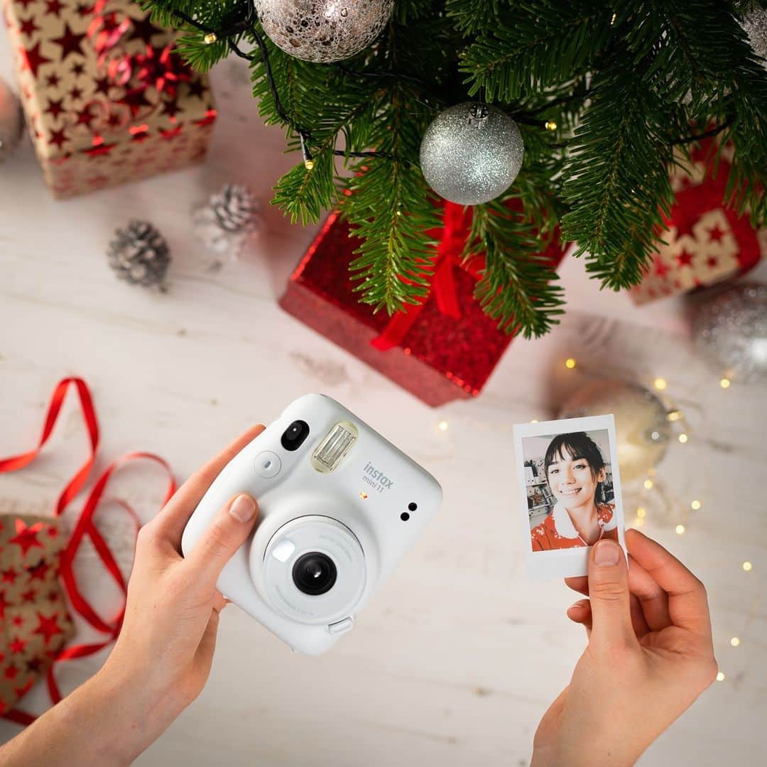Fujifilm Instax North Americaさんのインスタグラム写真 - (Fujifilm Instax North AmericaInstagram)「These are the moments worth holding on to forever 💖 What are your holiday traditions? We will be MIA baking up a storm 🍪⁠ . ⁠ .⁠ .⁠ #instaxathome⁠ #dontjusttakegive⁠ #mini11⁠ #love」12月25日 1時55分 - fujifilm_instax_northamerica