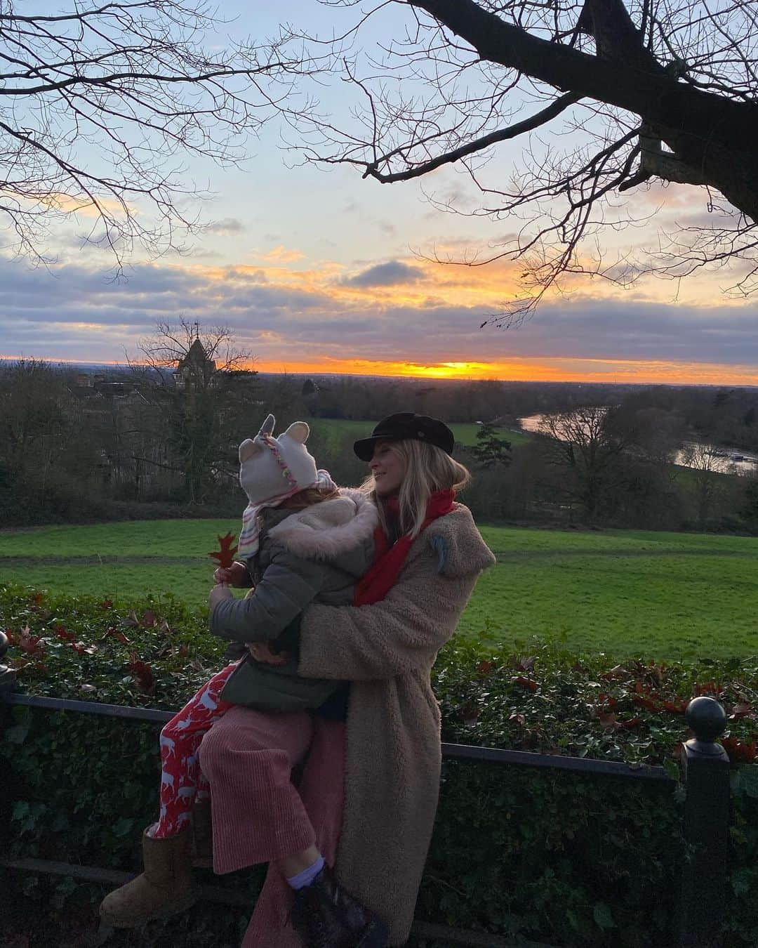 ファーン・コットンのインスタグラム：「Sending you love, strength and good vibes this Christmas ❤️ love The Woods」