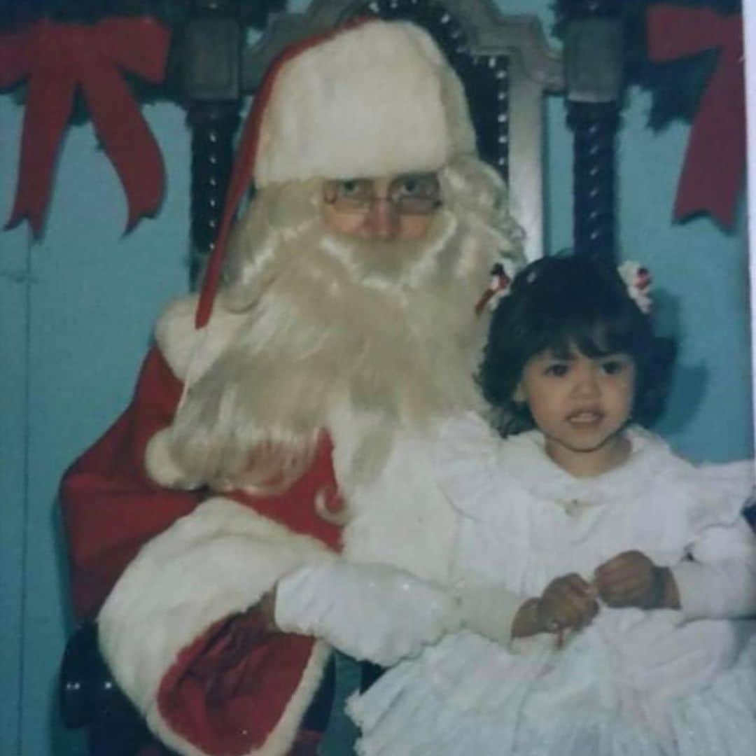 レスリー＝アン・ハフのインスタグラム：「Merry Christmas Eve from me, austere Santa, and my 80s baby feathered hairdo.」