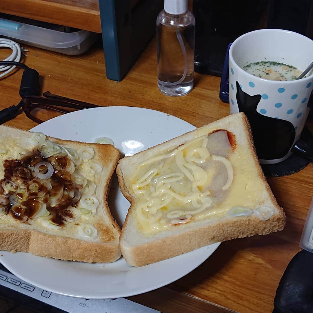 グレート義太夫さんのインスタグラム写真 - (グレート義太夫Instagram)「焼きネギパン。 バターを塗ったパンに、スライサーで切ったネギを乗せ、ソース&マヨネーズ。で、トースターでじっくり。ネギが香ばしくて、美味しいよ❗」12月25日 1時50分 - great_gidayu