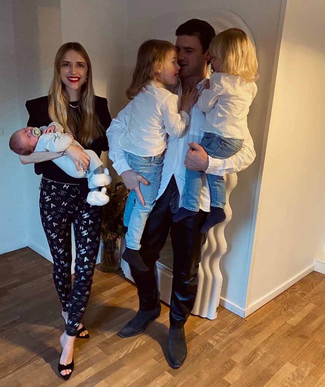 ペニーレ・タイスベックのインスタグラム：「First family portrait almost succeeded😂 Merry Christmas from all of us to YOU♥️💋」