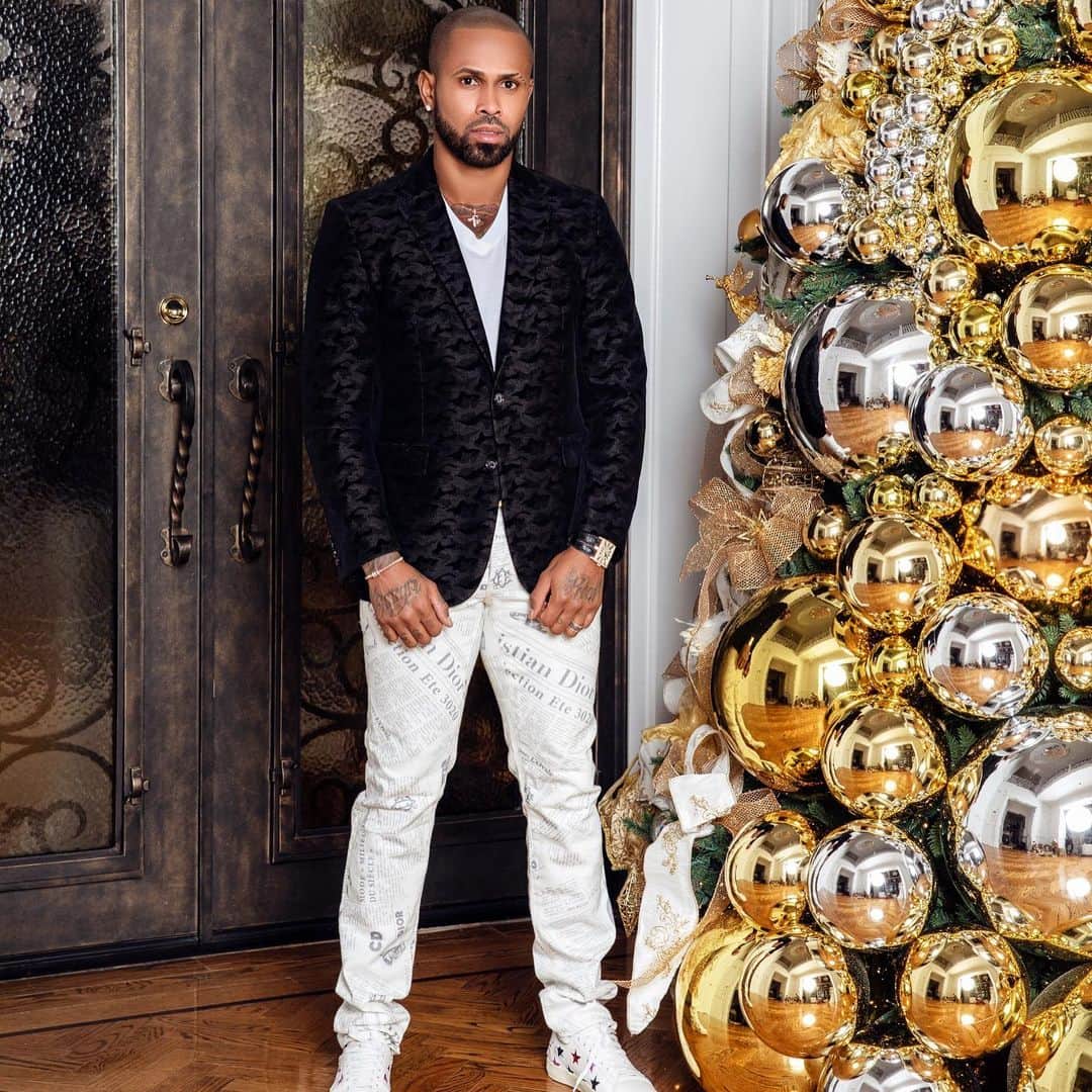 ホセ・レイエスさんのインスタグラム写真 - (ホセ・レイエスInstagram)「En estos tiempos de prueba es donde la familia debe permanecer más unida, teniendo presente, que la Navidad eres tú, cuando a pesar de las dificultades, decides nacer de nuevo y dejar entrar a Dios en tu alma, cuando con tus acciones, eres capaz de llenar de gratitud y paz el corazón de aquellos que te rodean: tus seres queridos!   Feliz Navidad mi familia virtual y que Dios esté presente en cada paso que den!」12月25日 1時52分 - lamelaza_7
