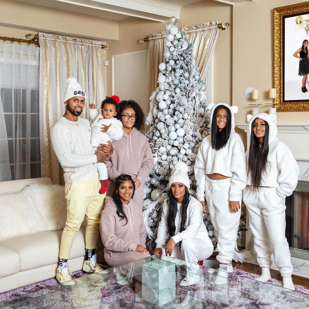 ホセ・レイエスさんのインスタグラム写真 - (ホセ・レイエスInstagram)「En estos tiempos de prueba es donde la familia debe permanecer más unida, teniendo presente, que la Navidad eres tú, cuando a pesar de las dificultades, decides nacer de nuevo y dejar entrar a Dios en tu alma, cuando con tus acciones, eres capaz de llenar de gratitud y paz el corazón de aquellos que te rodean: tus seres queridos!   Feliz Navidad mi familia virtual y que Dios esté presente en cada paso que den!」12月25日 1時52分 - lamelaza_7
