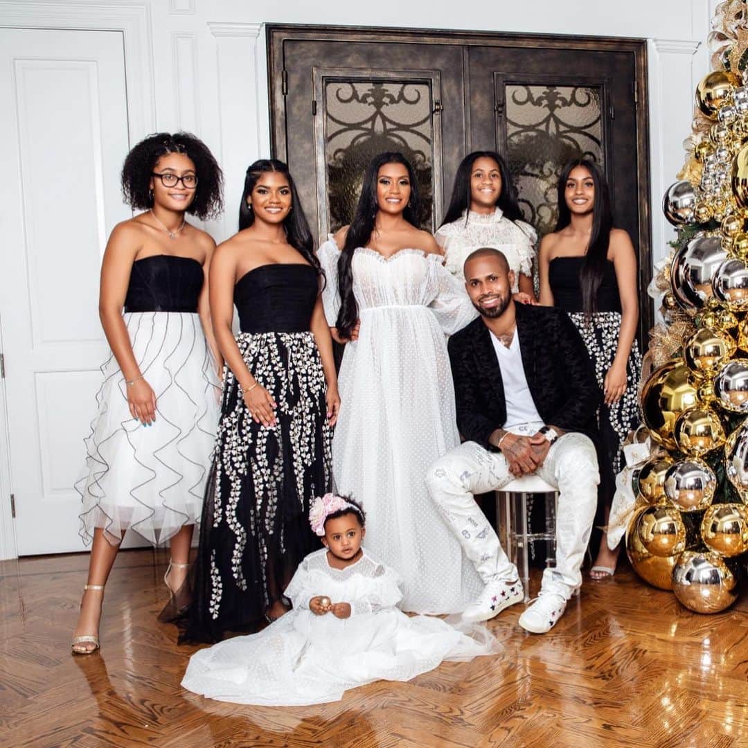 ホセ・レイエスさんのインスタグラム写真 - (ホセ・レイエスInstagram)「En estos tiempos de prueba es donde la familia debe permanecer más unida, teniendo presente, que la Navidad eres tú, cuando a pesar de las dificultades, decides nacer de nuevo y dejar entrar a Dios en tu alma, cuando con tus acciones, eres capaz de llenar de gratitud y paz el corazón de aquellos que te rodean: tus seres queridos!   Feliz Navidad mi familia virtual y que Dios esté presente en cada paso que den!」12月25日 1時52分 - lamelaza_7