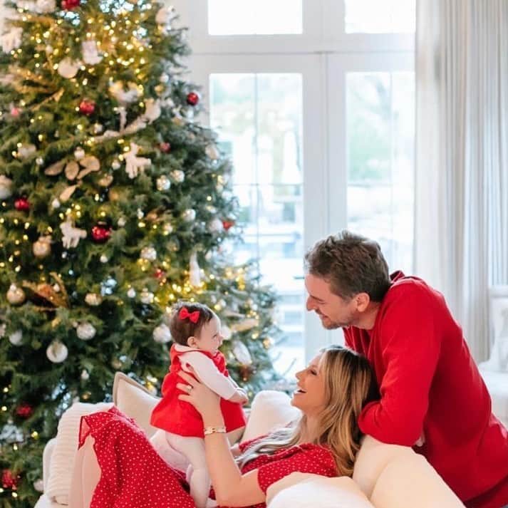 パウ・ガソルのインスタグラム：「Primeras navidades con Ellie ❤️. Felices Fiestas a tod@s!🎄 First Christmas with Ellie 😍. Happy Holidays everyone! 🎅🏽」