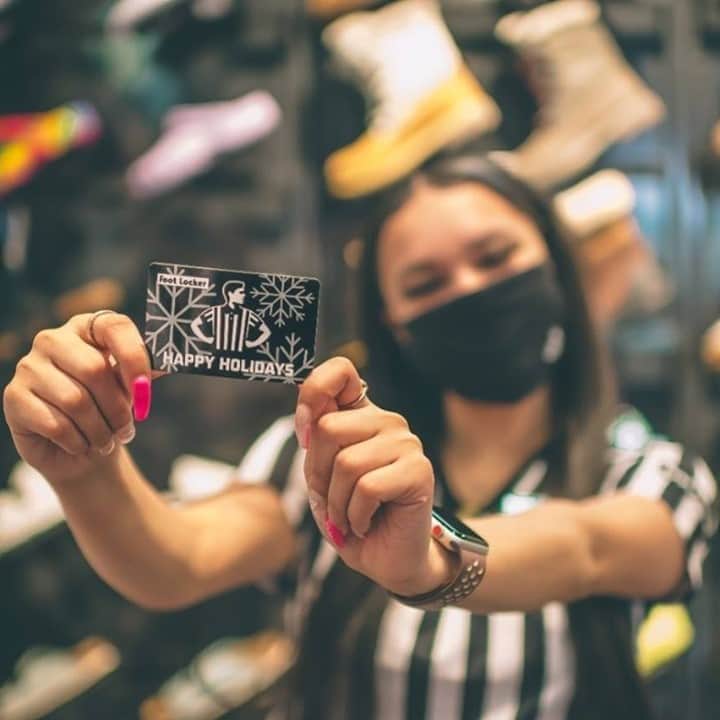のインスタグラム：「Hey last minute shoppers, we got something for you! 😀 🎁   Get your Gift Cards online or in-store to treat friends & fam.」
