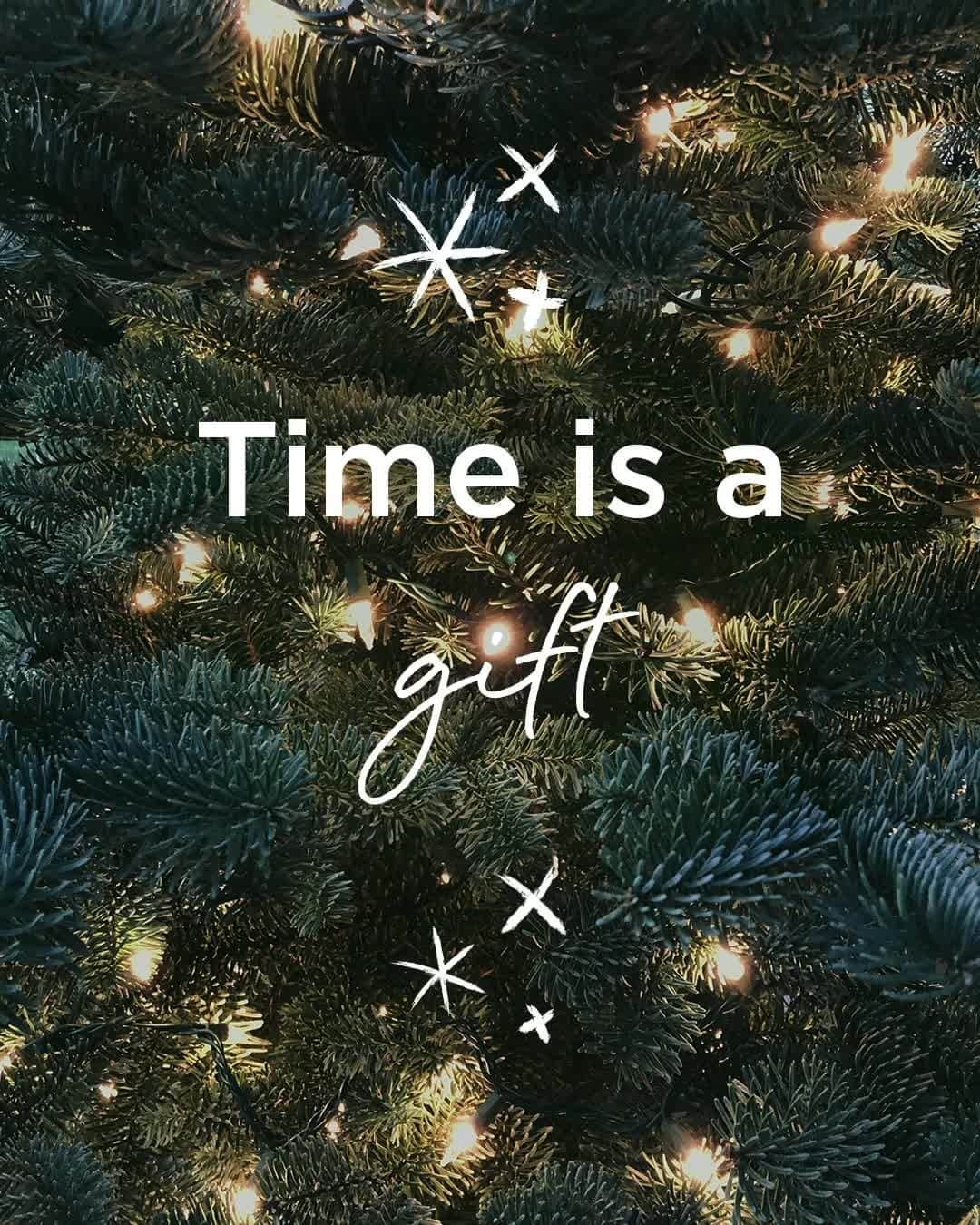 ロクシタンのインスタグラム：「It’s nearly time to switch off from work and unwind with those close to you. 💛⁣ ⁣ This year has taught us all a lot about patience, and everything we learned about patience we learned from nature. Now the time has come to relax and connect with the people you care about most. ✨ ⁣ ⁣ Have a wonderful festive break! ⁣ ⁣ #Christmas #Festive #Relax #Friends #Familly #Loccitane」