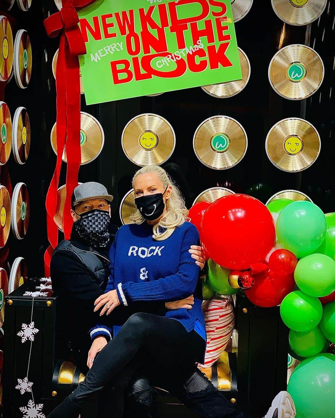 ドニー・ウォルバーグのインスタグラム：「Happy (Place) Holidays ❤️  @jennymccarthy @wahlburgers St Charles @nkotb & @wearehappyplace 🎄🙏🏼❤️☃️ #speadloveandlovewillspread」
