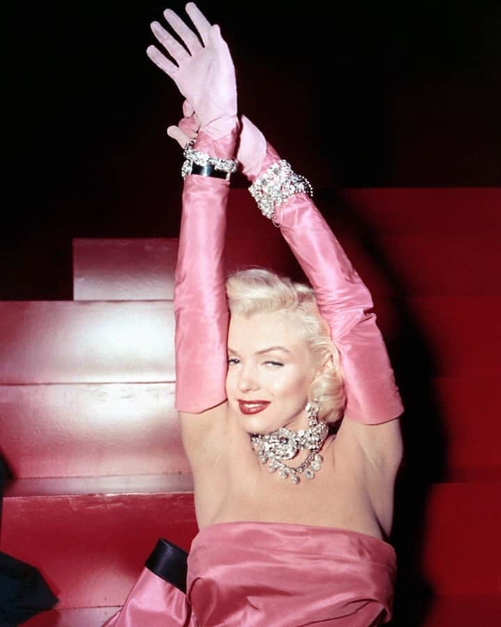 ShopBAZAARさんのインスタグラム写真 - (ShopBAZAARInstagram)「We're gathering all of the holiday glamour inspiration from the style icon herself, Marilyn Monroe. This year, think pink—the color is an instant mood-booster.」12月25日 2時00分 - shopbazaar