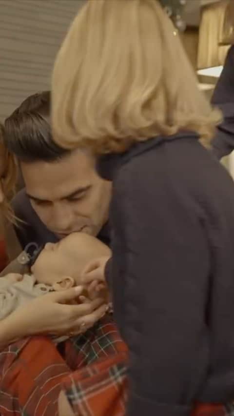 ラダメル・ファルカオのインスタグラム：「A pesar de la circunstancias difíciles que podamos estar viviendo que este sea un buen momento para recordar a Jesús y la esperazan que tenemos en él.  Feliz Navidad para todos, amigos.  Despite the bad situations that we are living in, this is a special moment to remember the hope that we have in the name of Jesus.  Merry Christmas to all my friends.」