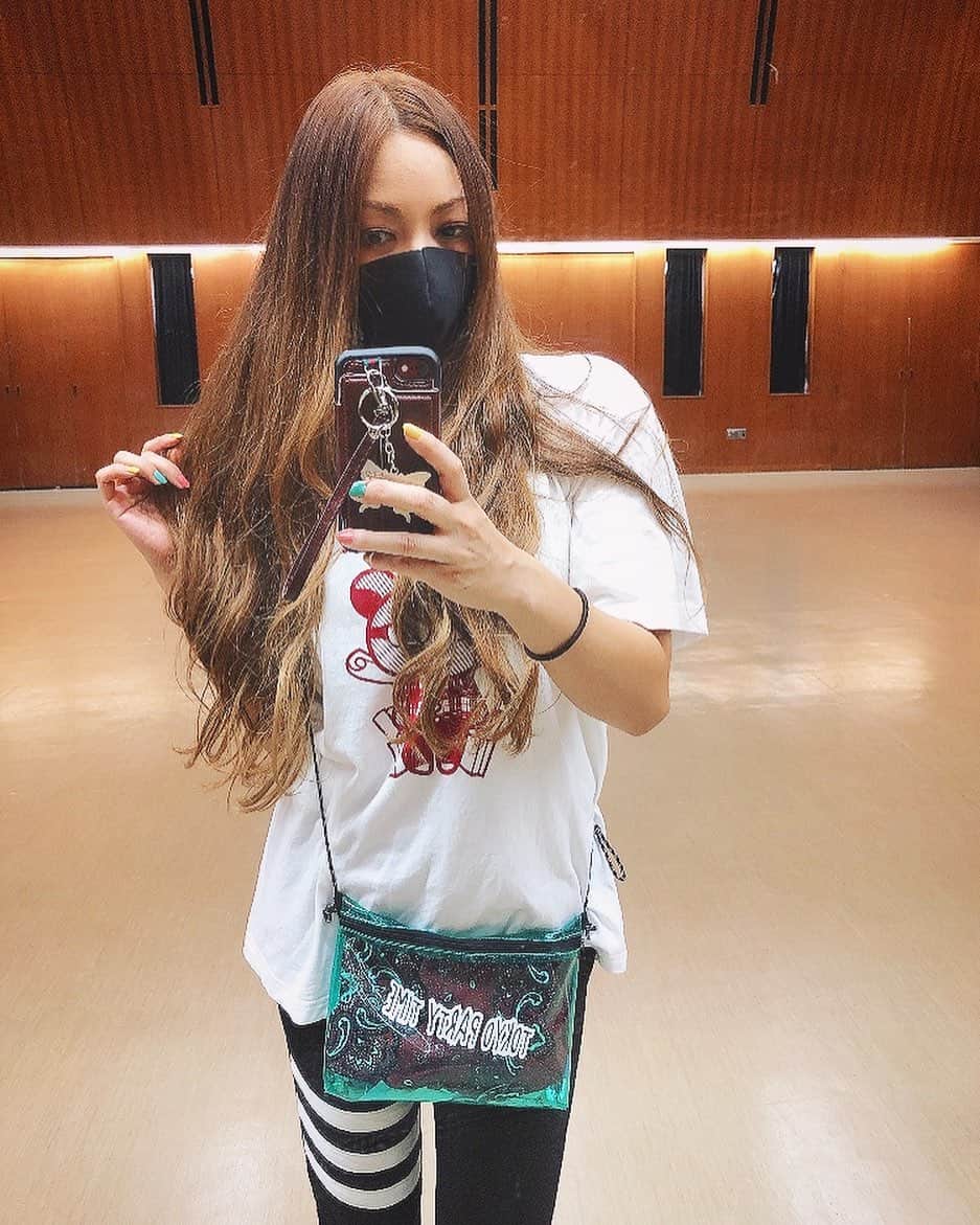 Dance MANAのインスタグラム：「Merry X’mas🎄🌙 今日は、キッズのレギュラークラスのレッスン納めでした❤️🤍  MANA Styleのレッスンは、  その日の気分によって、ジャズ、R&B、ガールズヒップ、ジャズファンク、ヒップホップ、ボーグダンスなど、その日に来てみないと何のジャンルをやるか分からないスタイル🙊❤️  何年も通ってくれているみんな、コロナ禍の中で、ご新規で受けに来始めてくださっているみんな💫  ありがとう✨🌈🦋 ﻿  #dancer #choreographer #振り付け演出家 #japanesedancer #ダンス #レッスン納め #dance #allgenre」