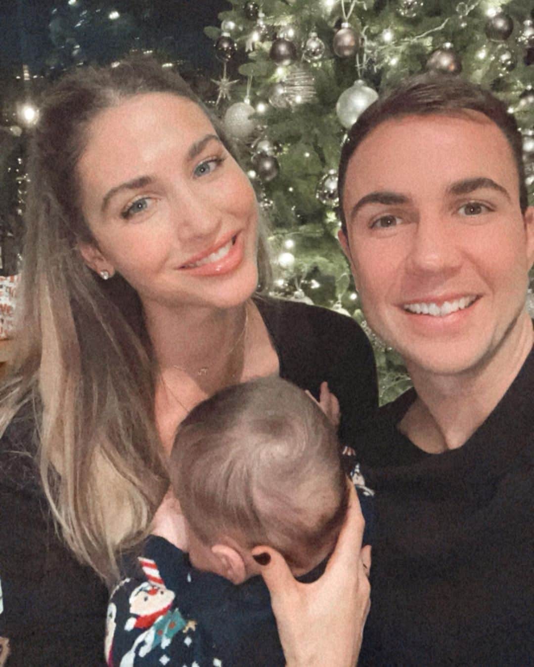 のインスタグラム：「Merry Christmas from my family to yours 🎄💫」