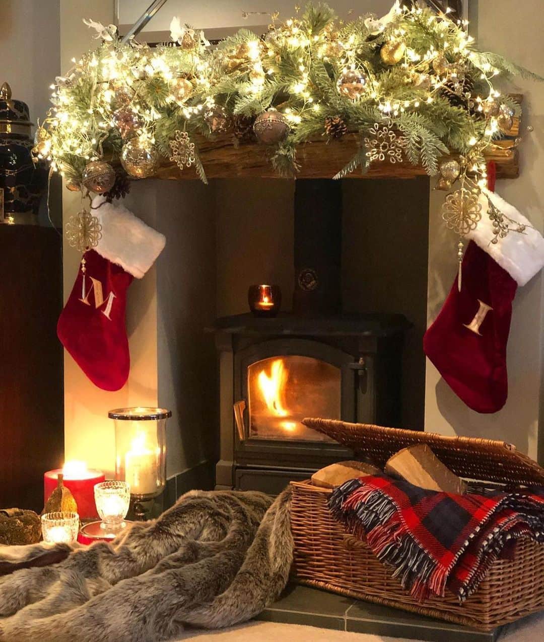 ローラアシュレイのインスタグラム：「Twas the night before Christmas… and your homes are looking more beautiful than ever!  What are your Christmas Eve traditions?」