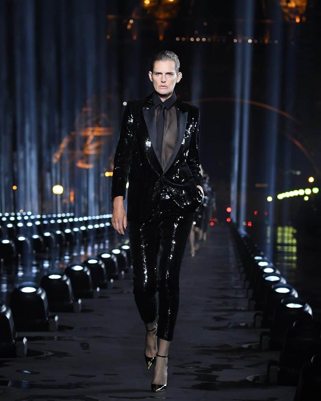 Fashion Weekのインスタグラム：「On Wednesday, the family of British supermodel Stella Tennant confirmed the news of her sudden death. The frequent muse of Karl Lagerfeld, Gianni Versace, Helmut Lang and so many more, Stella's androgynous look made her one of the most famous faces of the '90s. Our thoughts are with Stella's family. ⁠⠀ ⁠⠀ Photos by @gettyimages: On the runway for @ysl in 2019; walking for @versace's haute couture show in 2014; modeling in the 2012 London Summer Olympics' closing ceremony.」