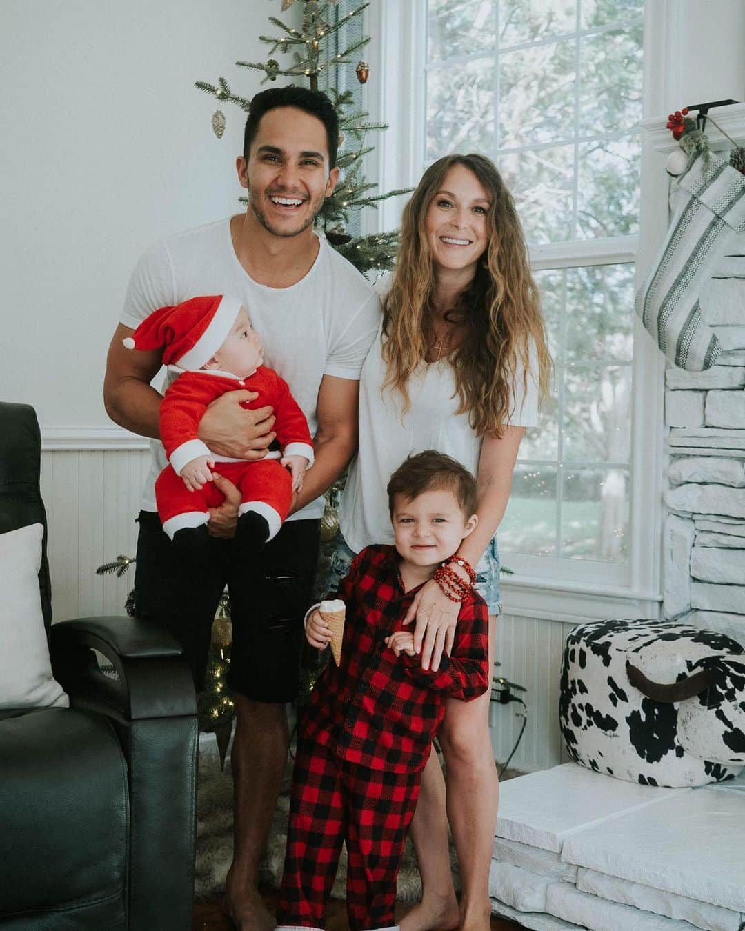アレクサ・ヴェガのインスタグラム：「Happy holidays from our family to yours🎄 Join us in helping @SalvationArmyUS #RescueChristmas for the millions of families in need impacted by the pandemic by making a donation at RescueChristmas.org. Every dollar helps make Christmas bright in your local community! #Sponsored」